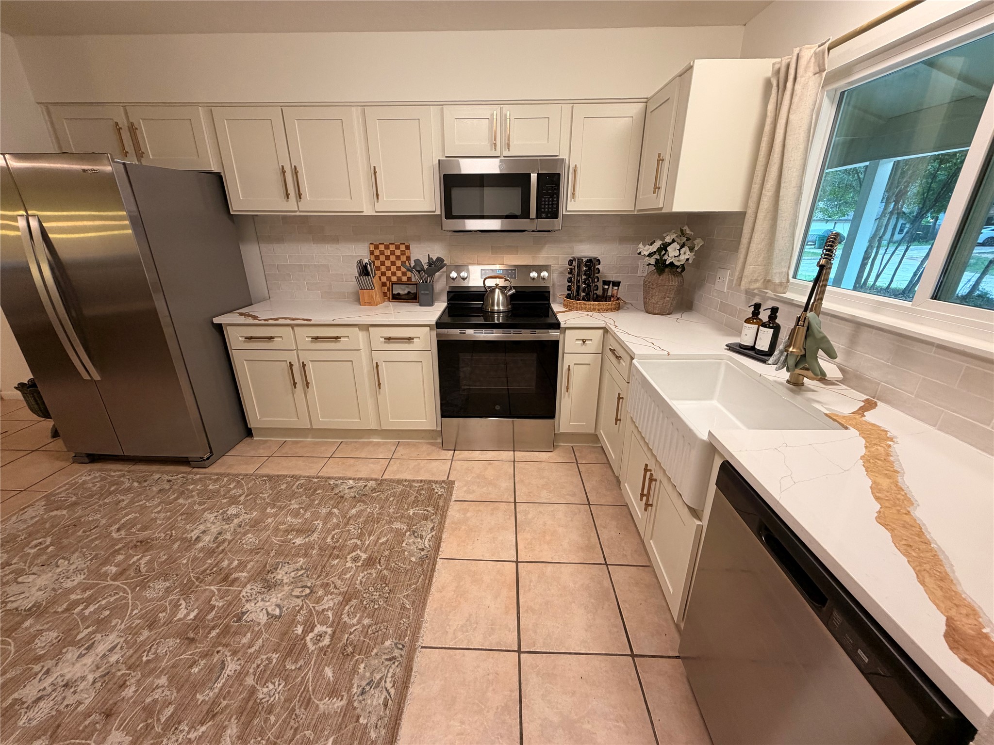 1 Laurel Oak Place Property Photo 2