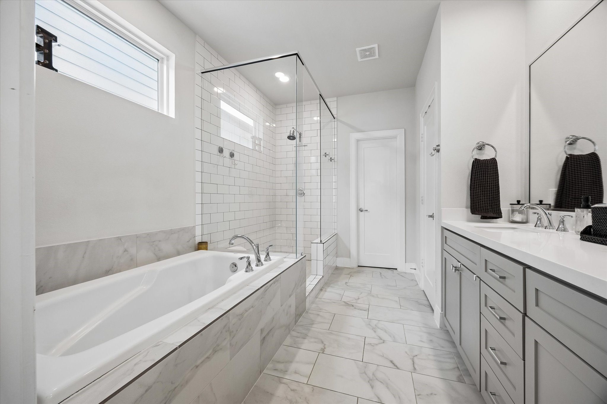 2491 W 11th Street Property Photo 17
