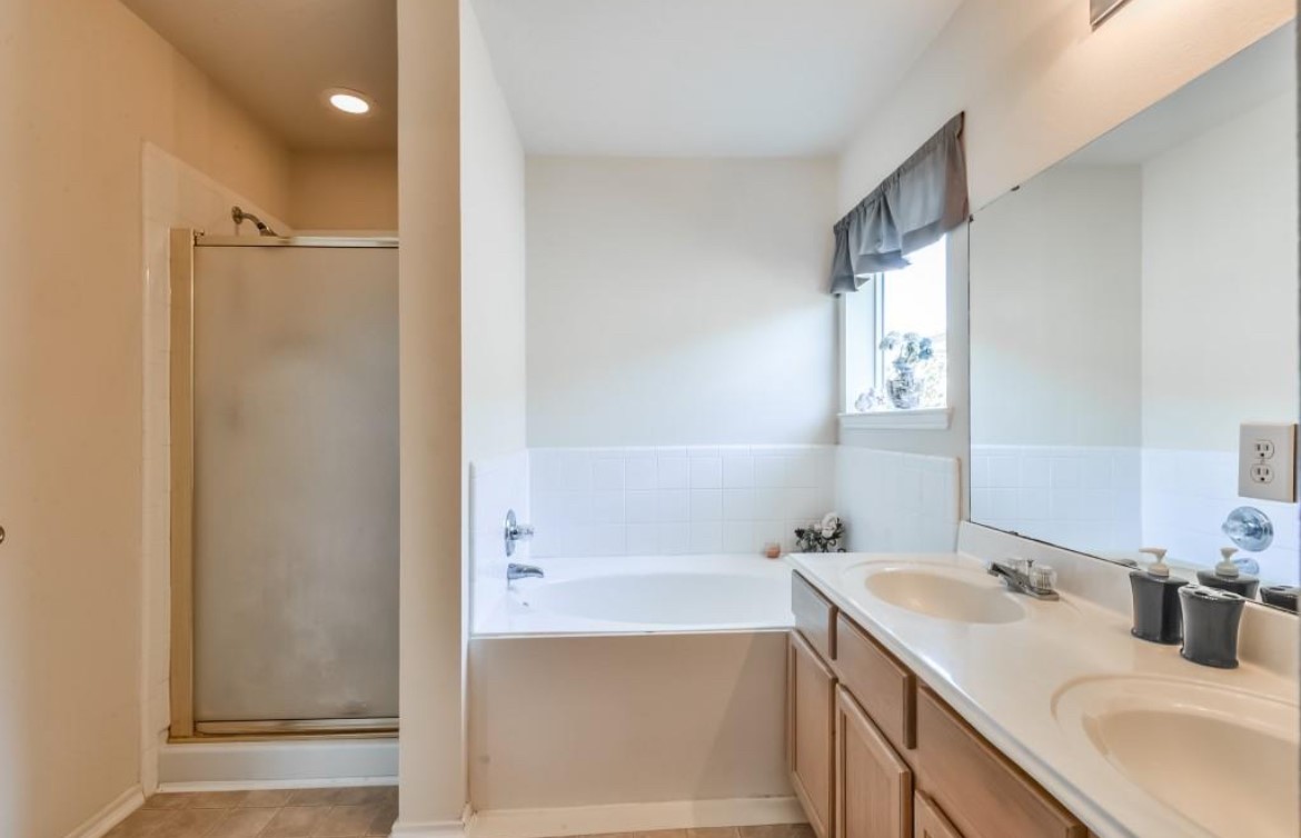 5722 W Harrow Drive Property Photo 3