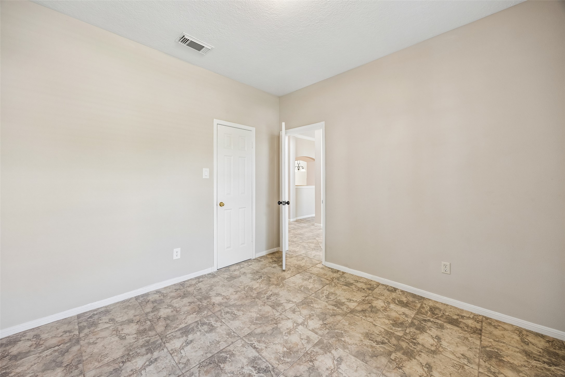 4031 Mission Valley Drive Property Photo 7