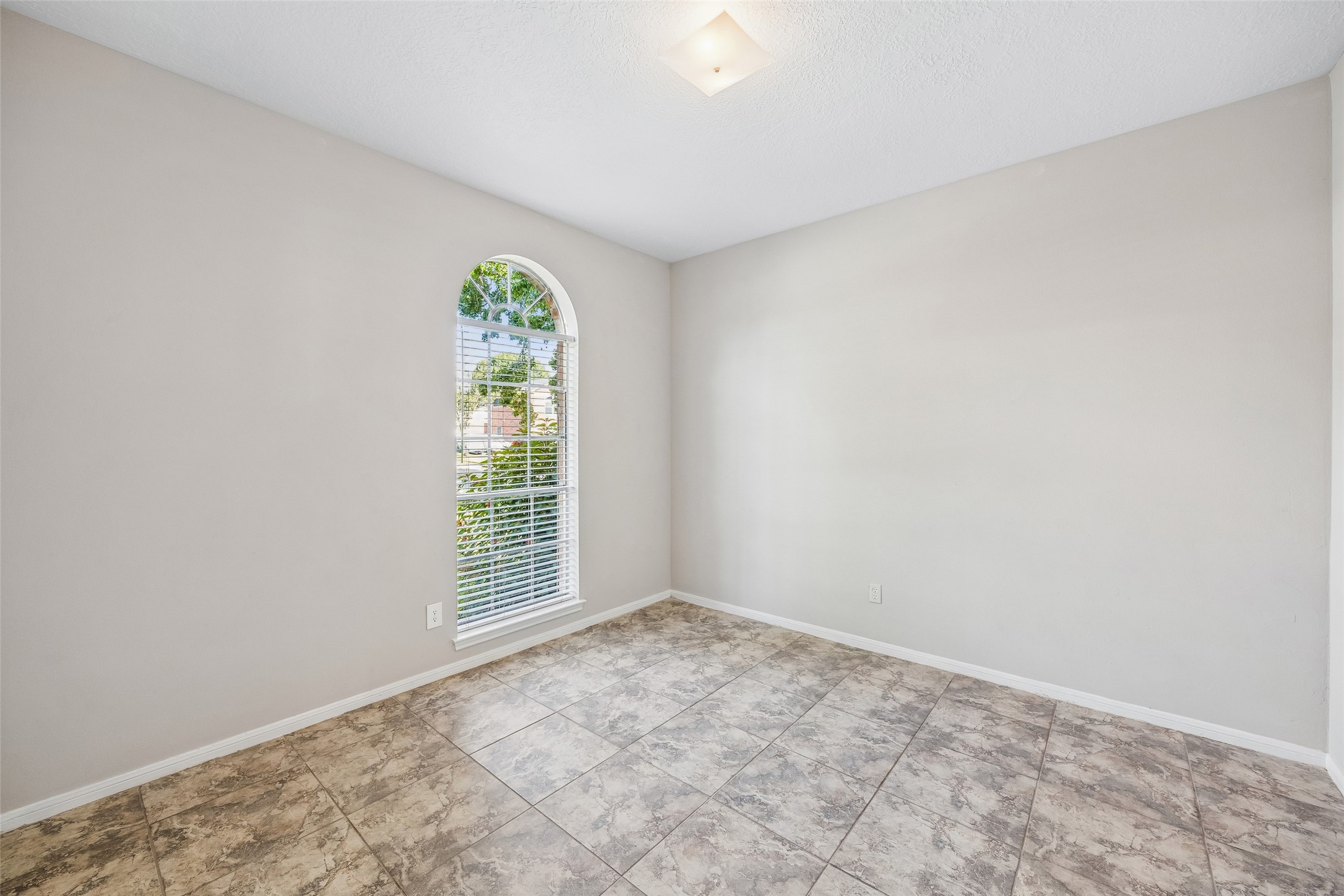 4031 Mission Valley Drive Property Photo 8