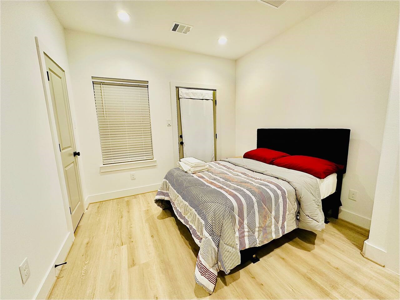 2339 Eagle St Property Photo 12