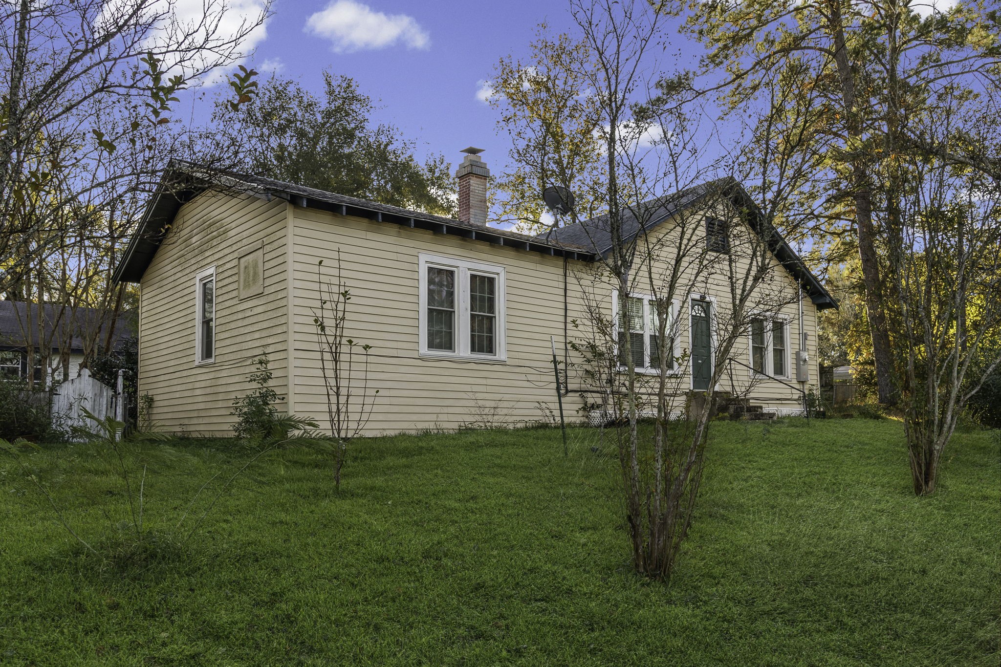 712 N Pine Avenue Property Photo 1