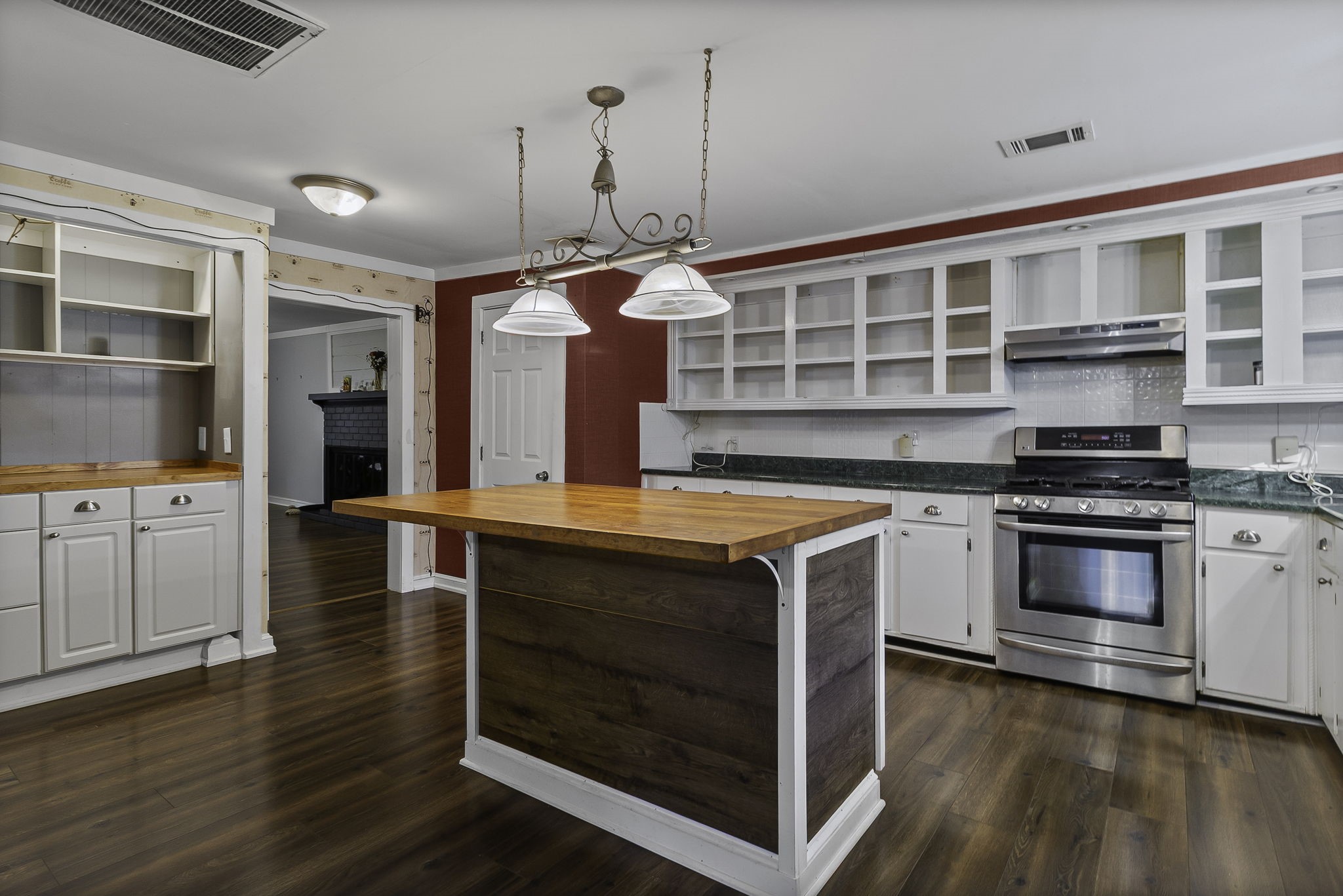 712 N Pine Avenue Property Photo 9