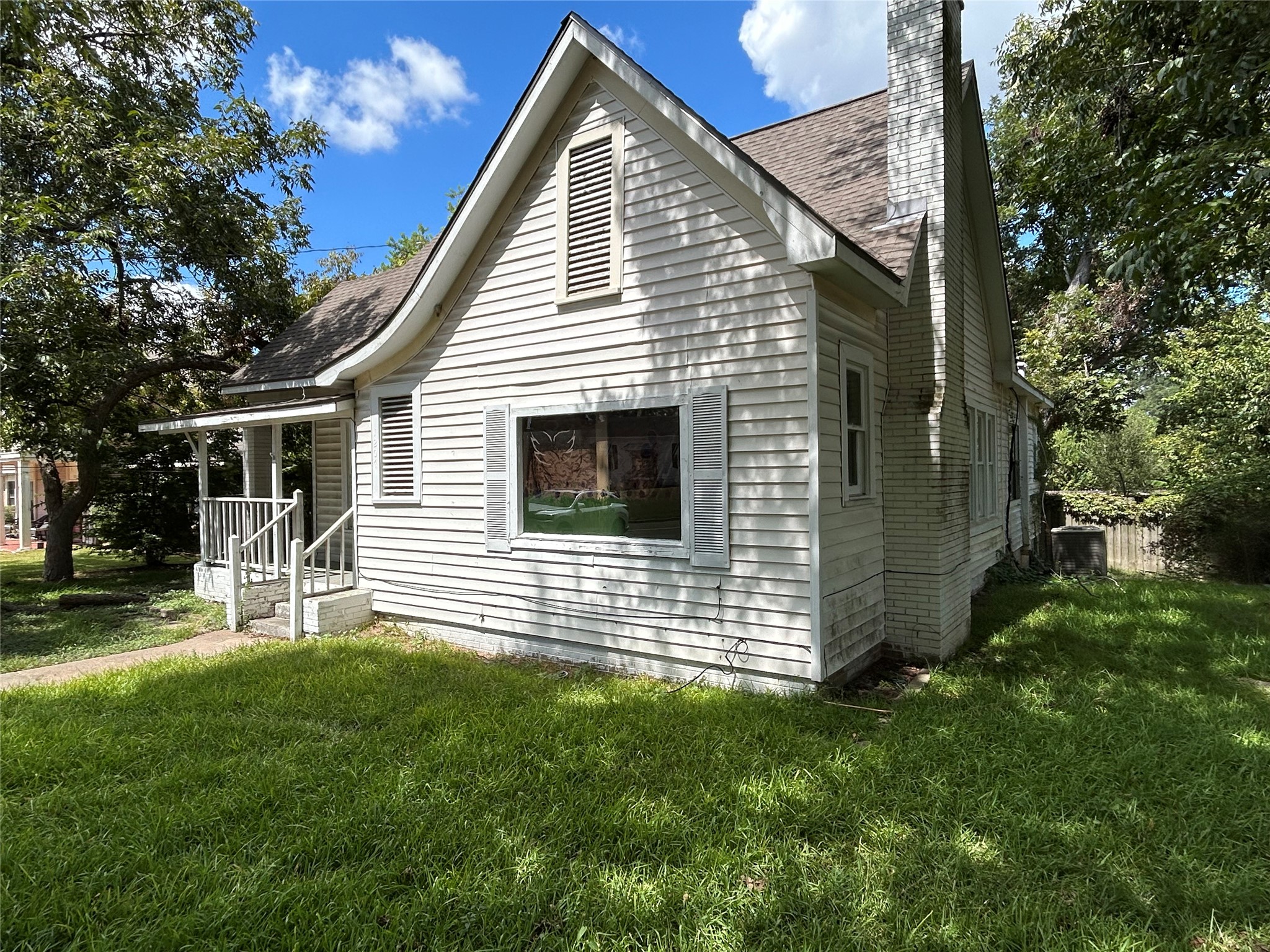 1207 E Washington Avenue Property Photo 3