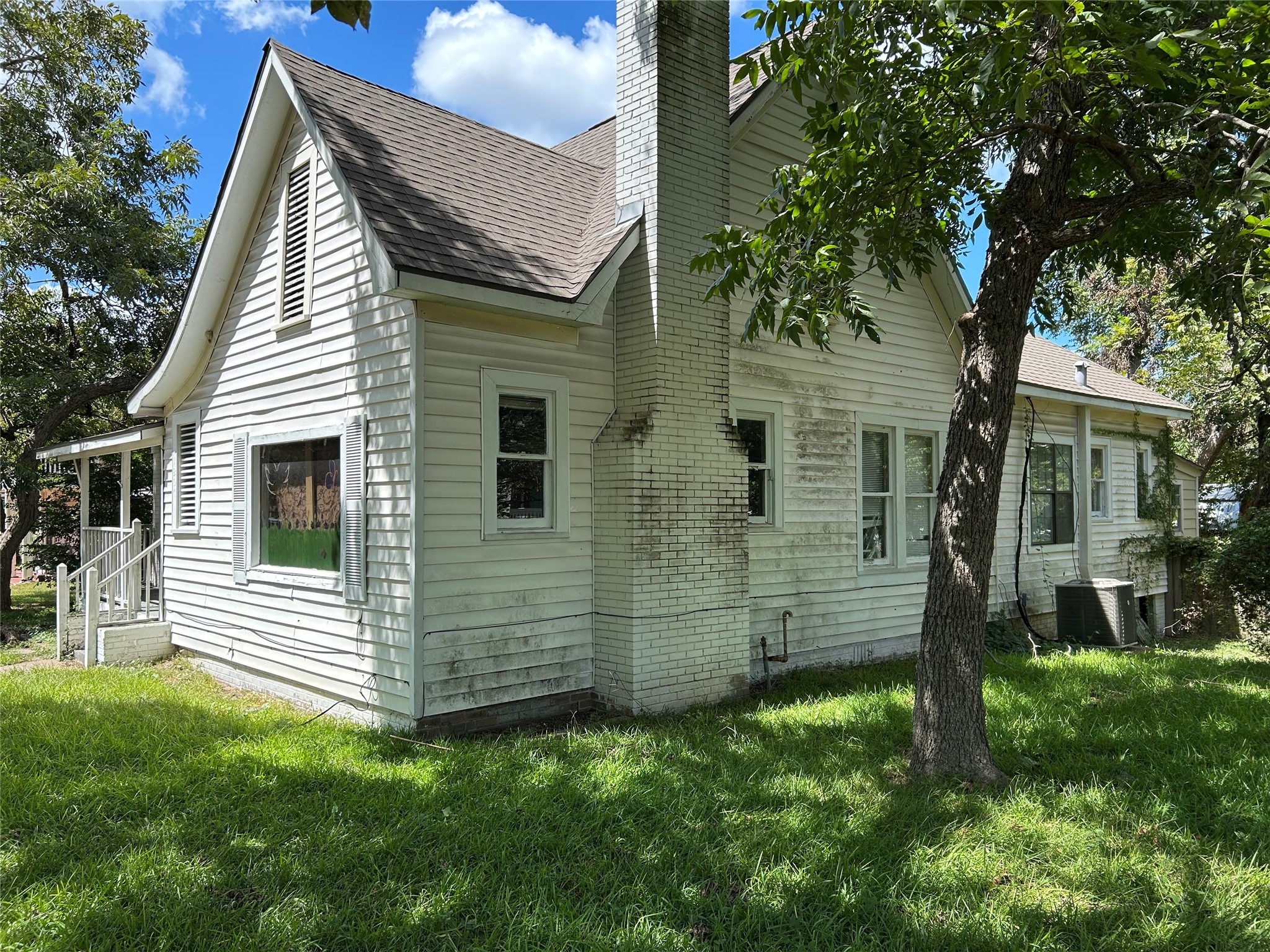 1207 E Washington Avenue Property Photo 4