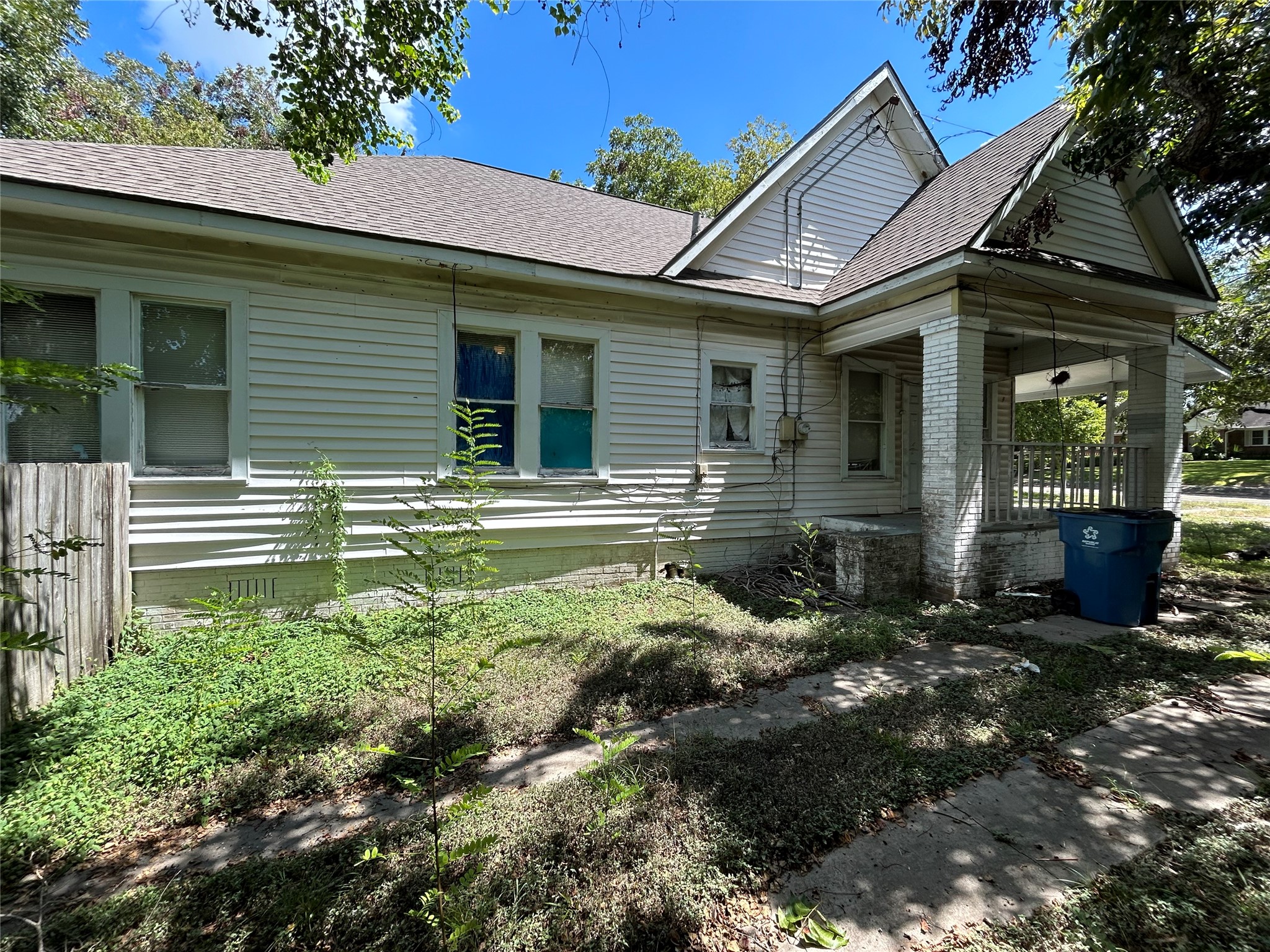 1207 E Washington Avenue Property Photo 5