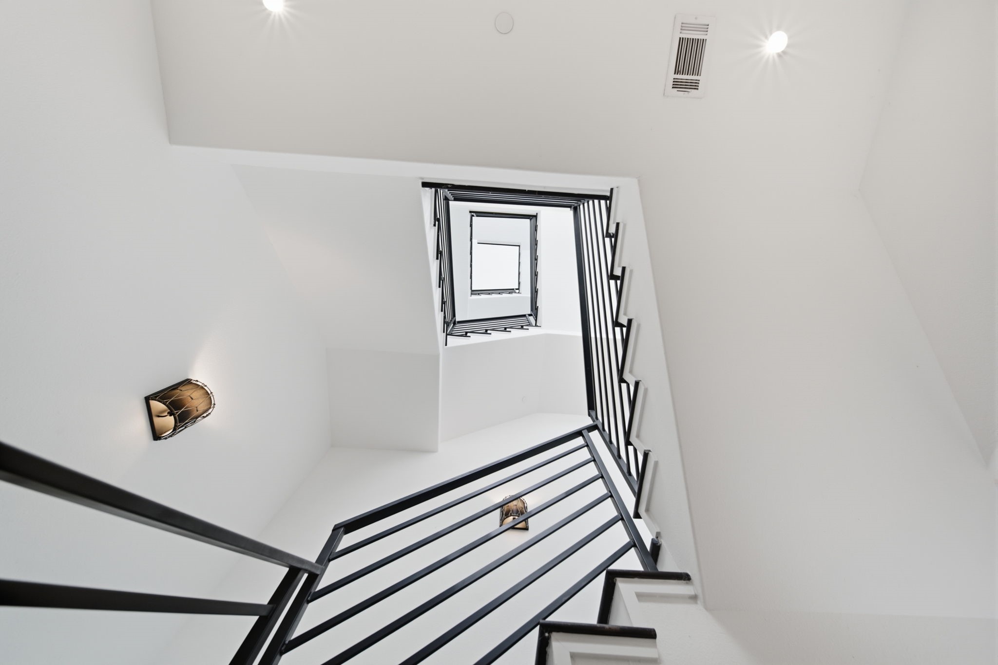 327 E 2nd Street Property Photo 6