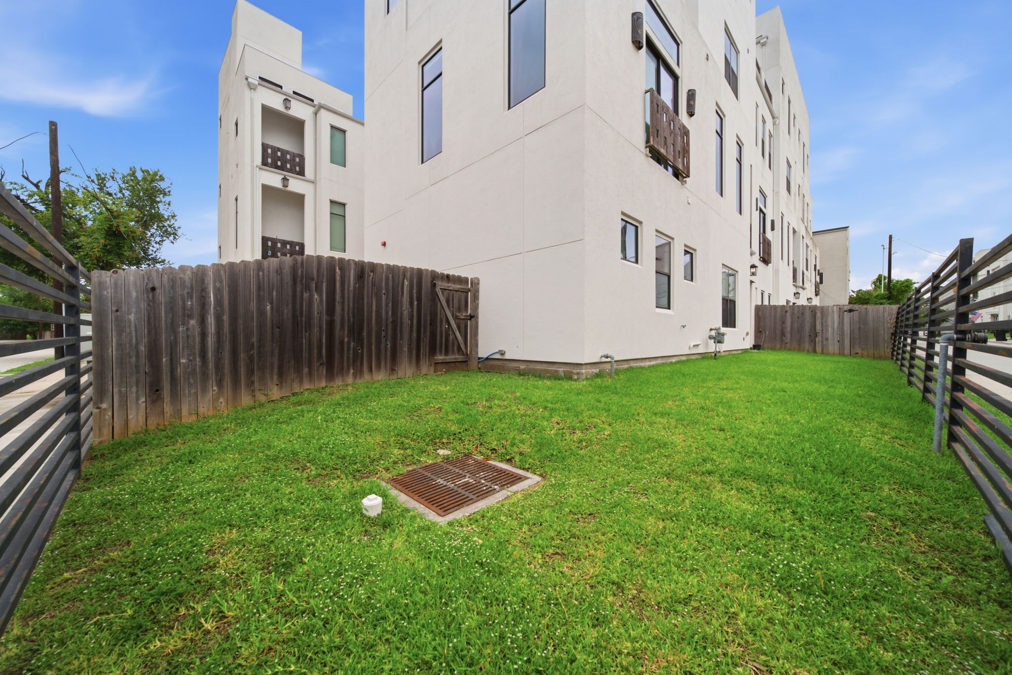 327 E 2nd Street Property Photo 10