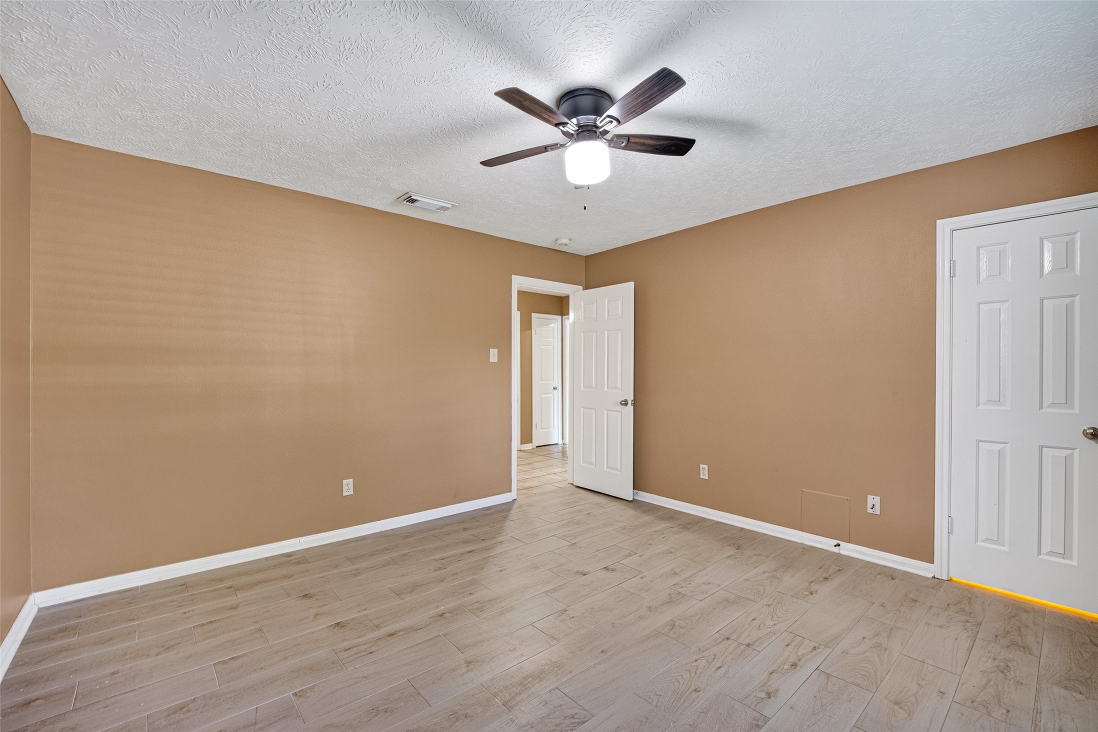 827 N Wellsford Drive Property Photo 16