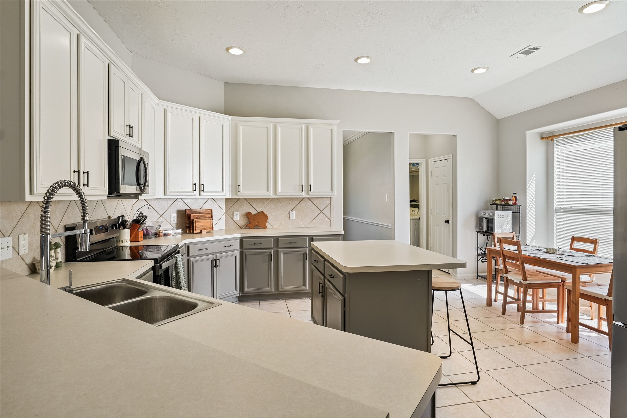 5710 Shady Hollow Court Property Photo 9