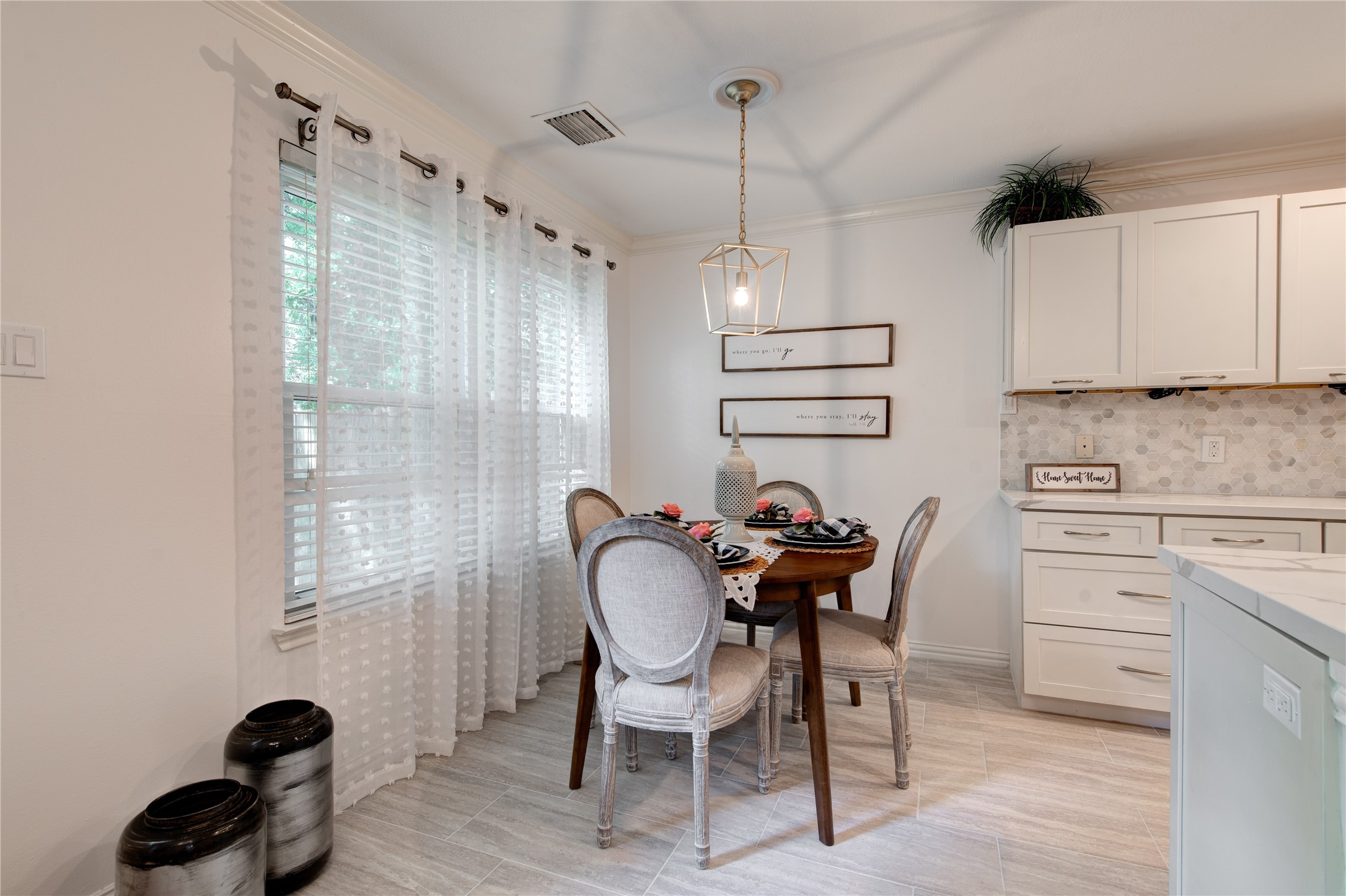 35 N Walden Elms Circle Property Photo 6