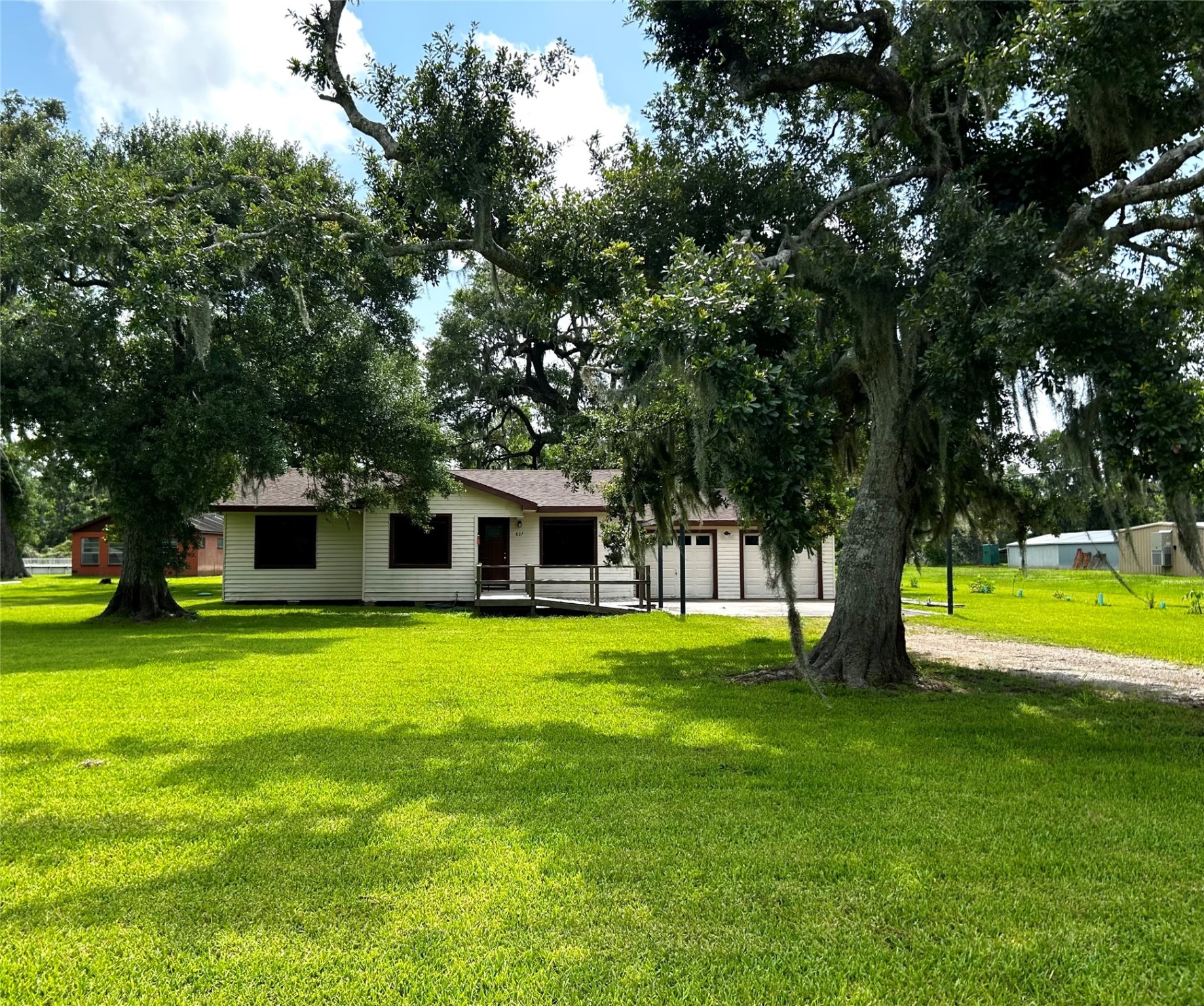 827 Live Oak Drive Property Photo 1