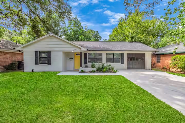 2107 Wakefield Drive Property Photo 2