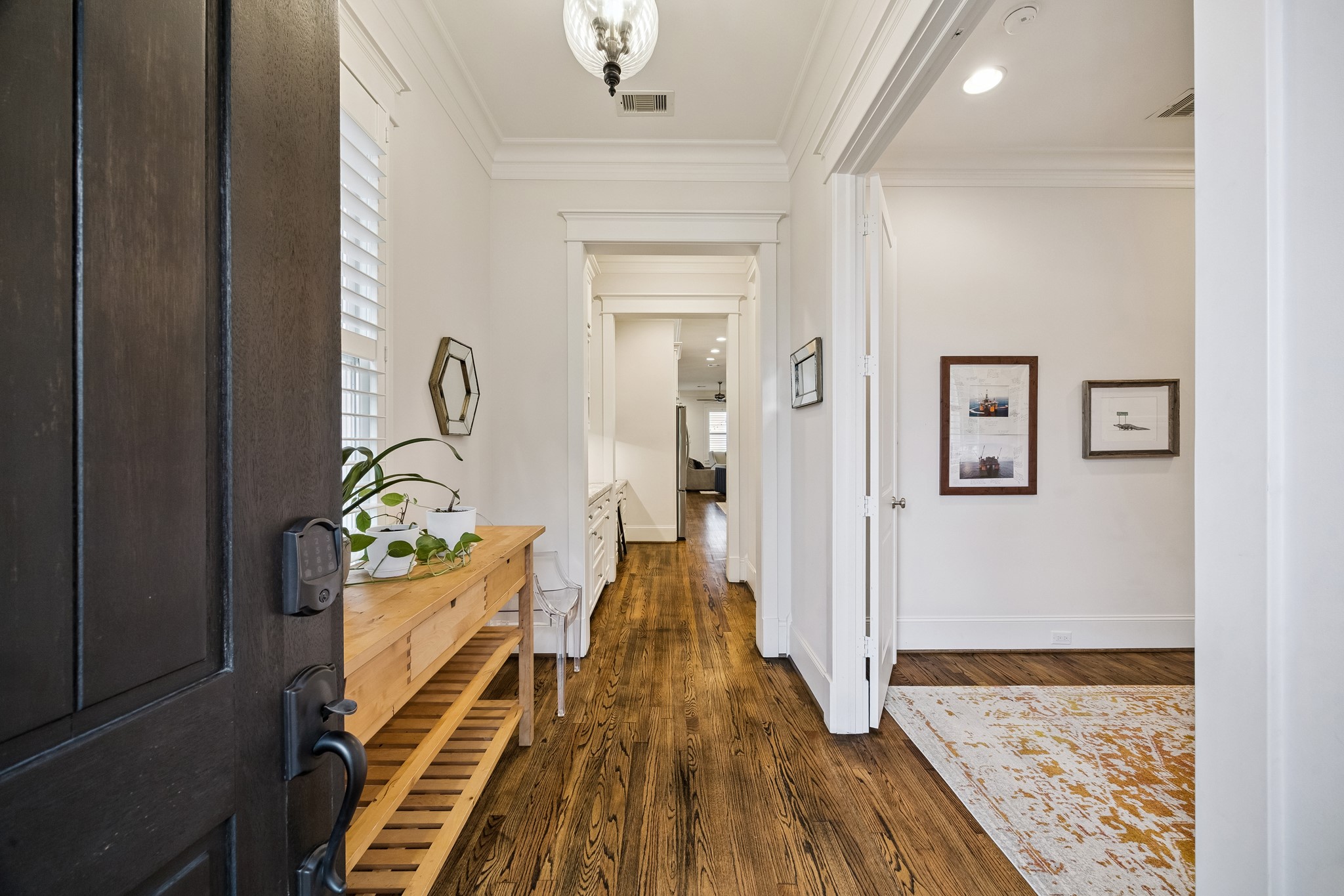 543 W 22nd Street Property Photo 4