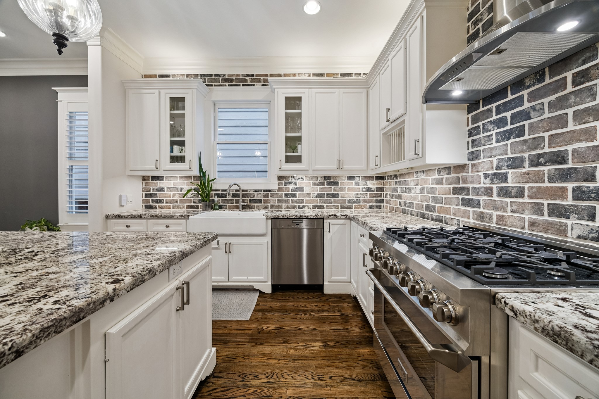 543 W 22nd Street Property Photo 8