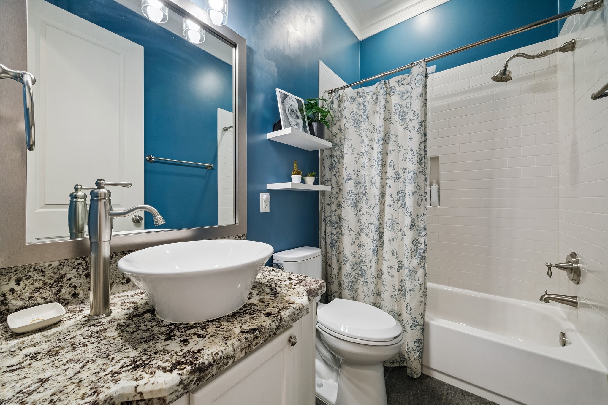 543 W 22nd Street Property Photo 16