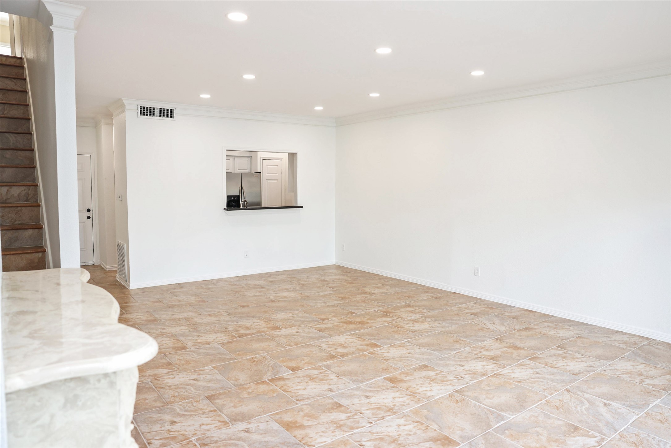 290 Wilcrest Drive Property Photo 3