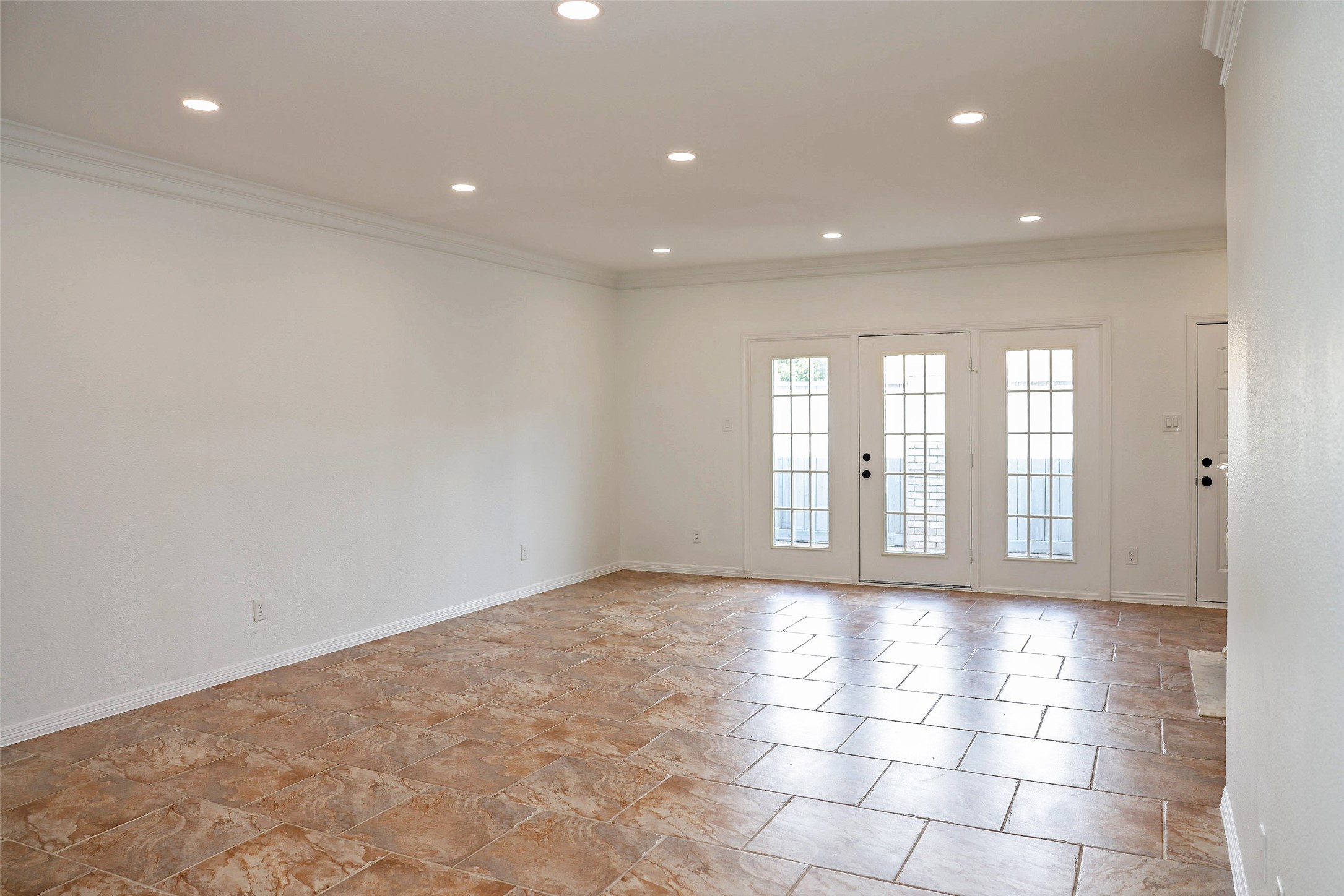 290 Wilcrest Drive Property Photo 4