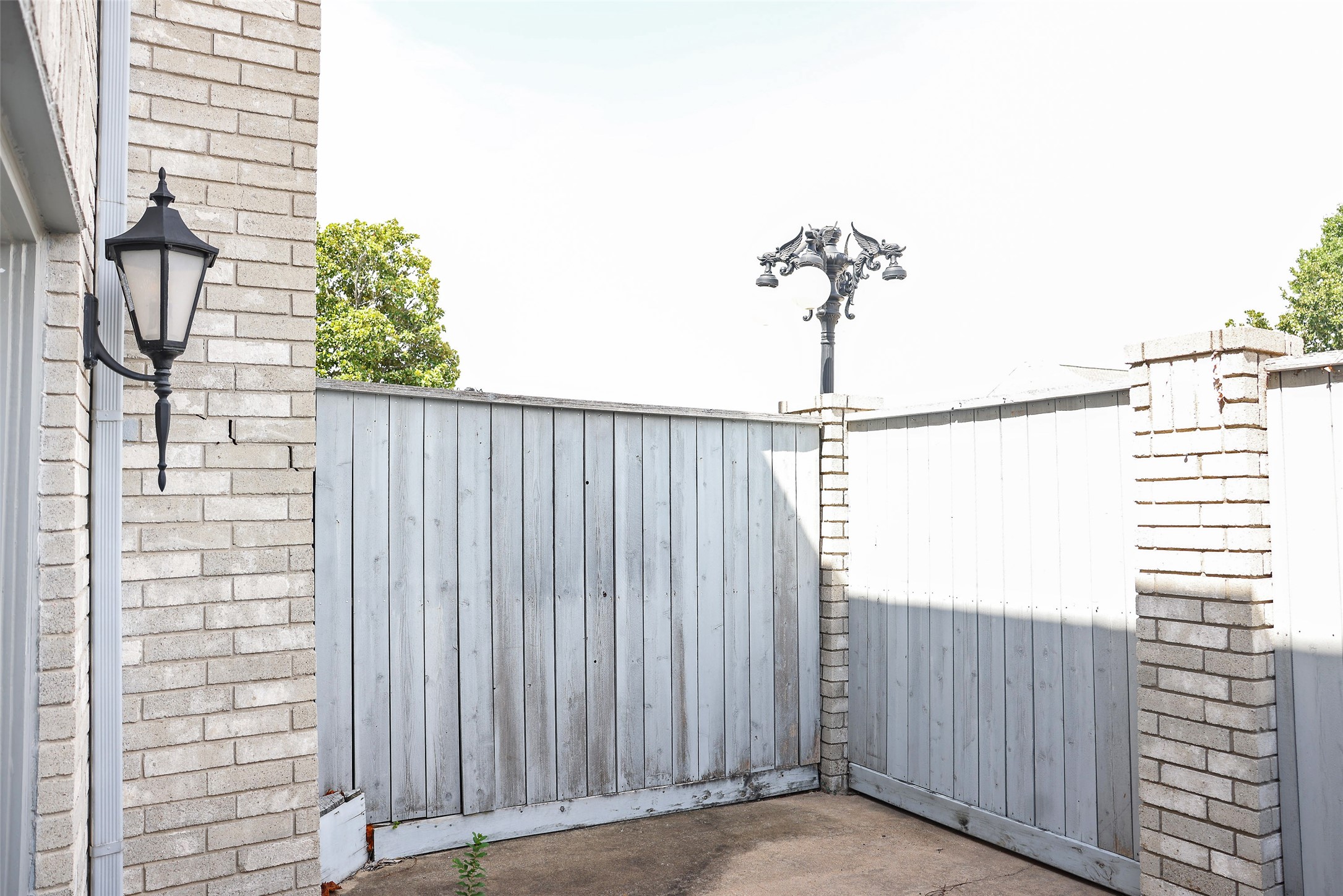 290 Wilcrest Drive Property Photo 5