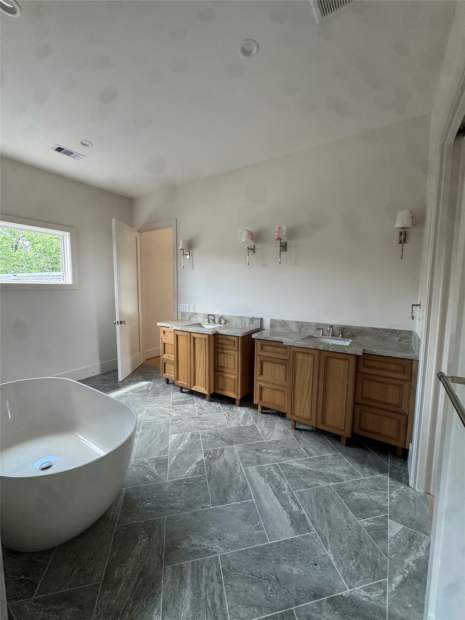 1140 Waverly Street Property Photo 16