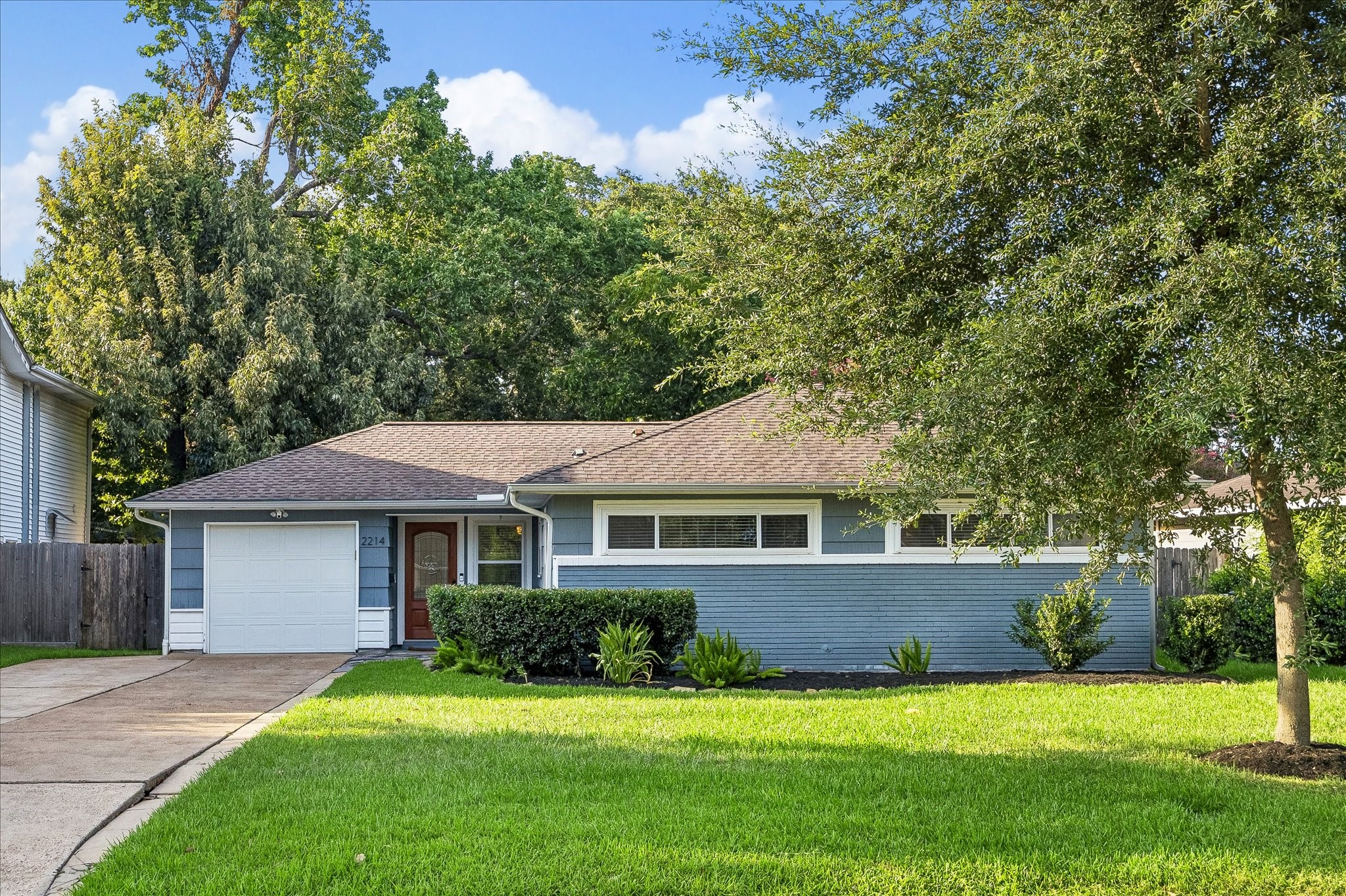 2214 Saxon Drive Property Photo 1
