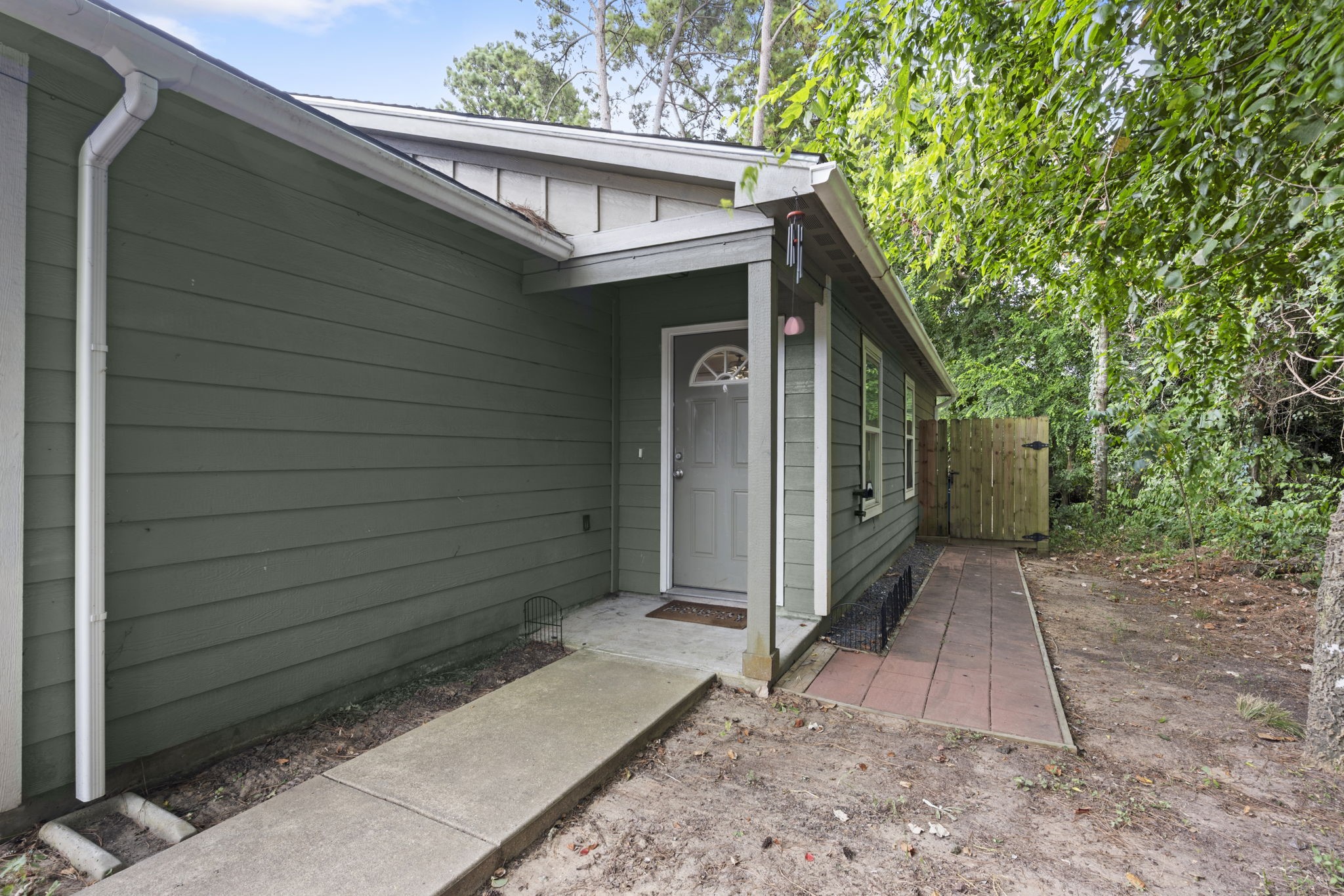 16807 Crestmont Property Photo 4