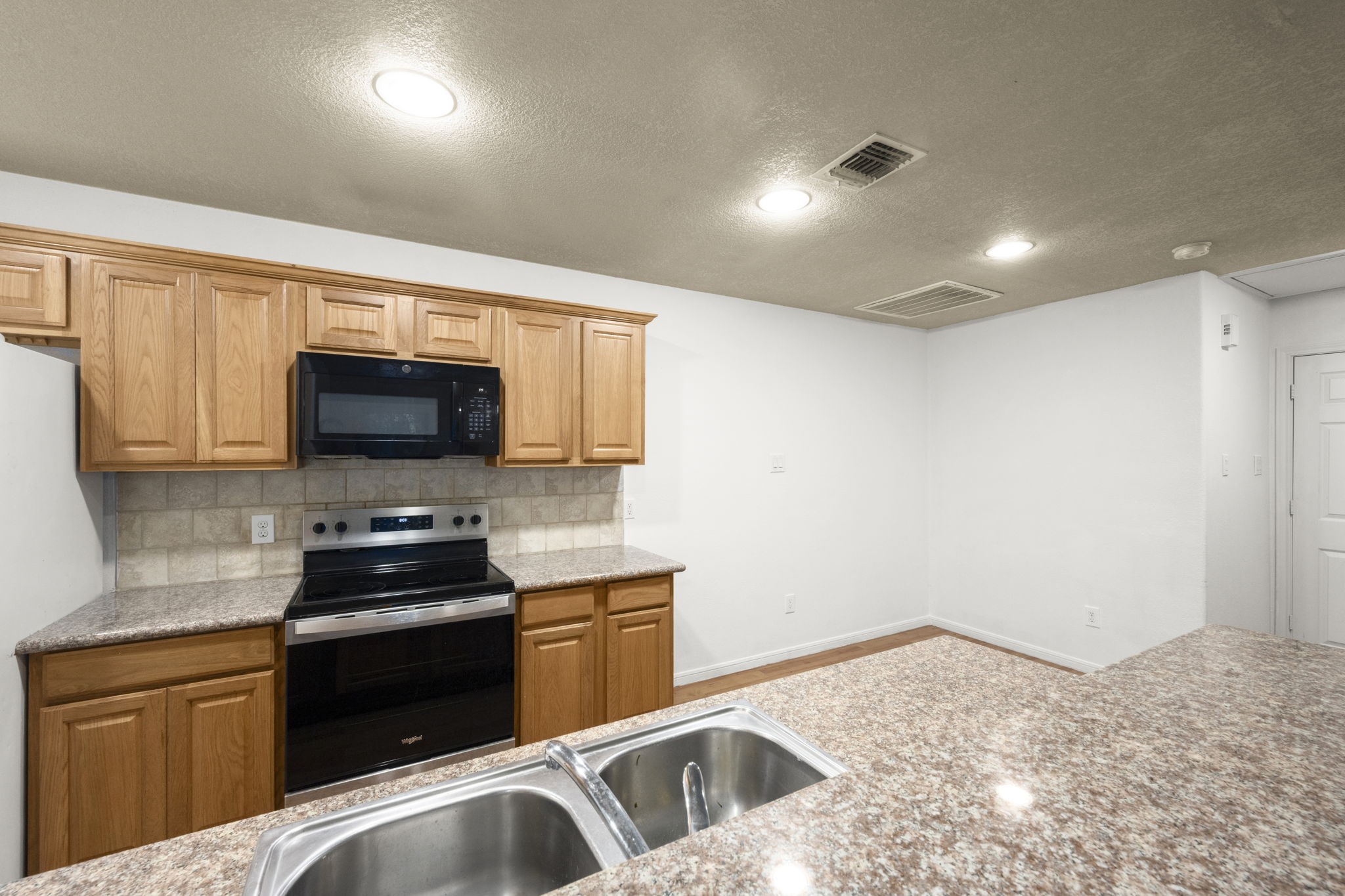 16807 Crestmont Property Photo 12