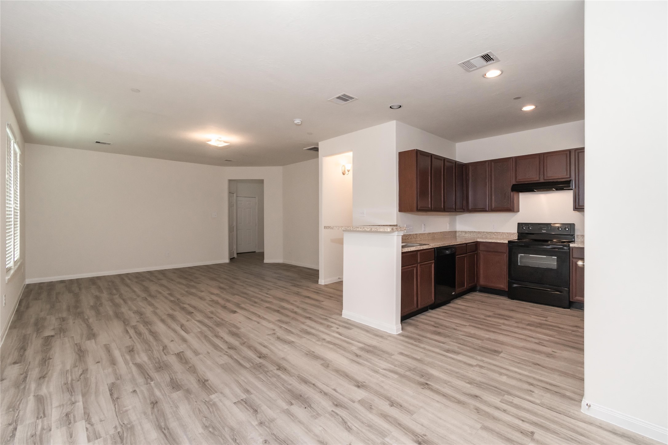 3914 Calgary Circle Property Photo 4