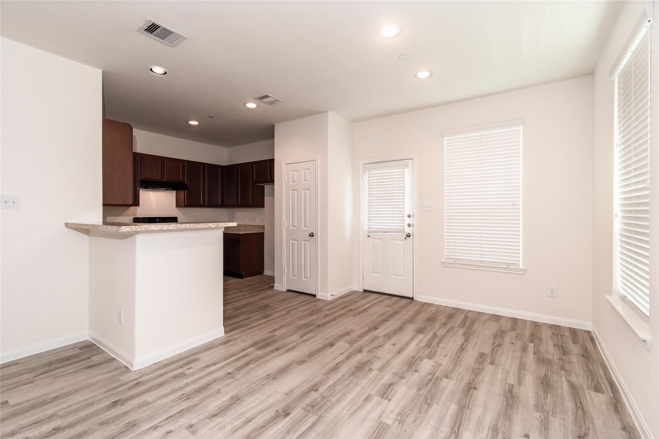 3914 Calgary Circle Property Photo 5