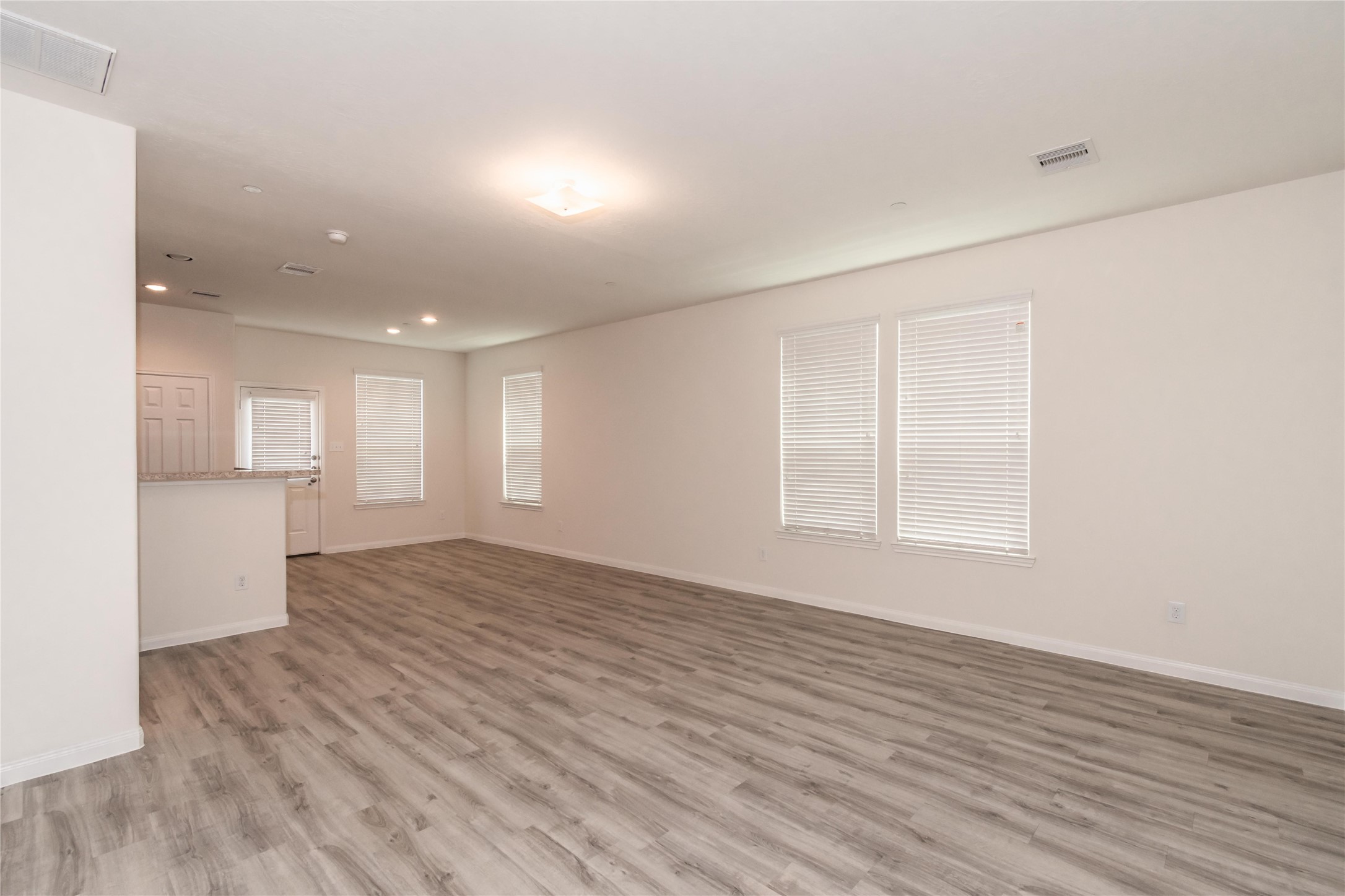 3914 Calgary Circle Property Photo 6