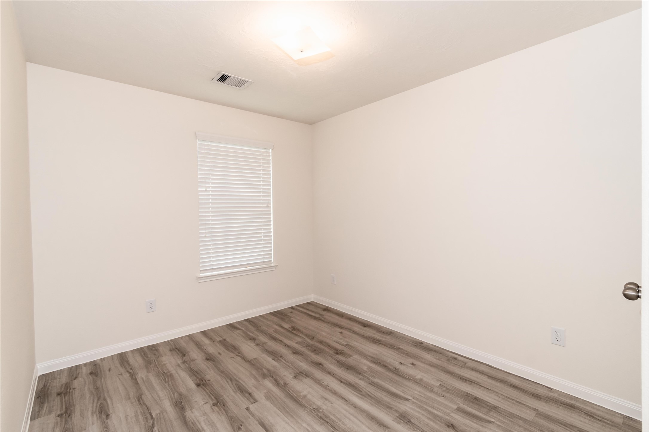 3914 Calgary Circle Property Photo 8