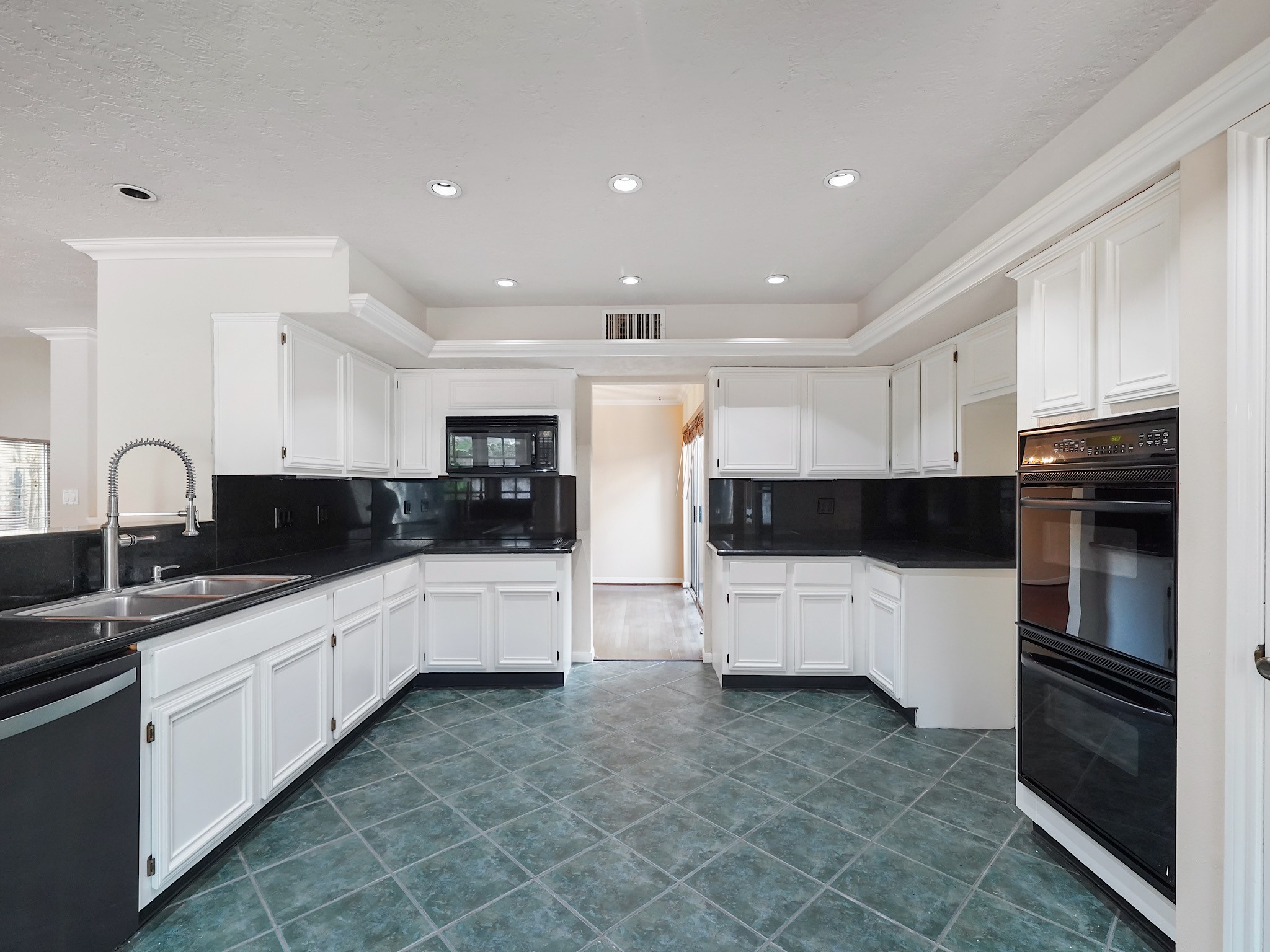 1607 Beaconshire Road Property Photo 8