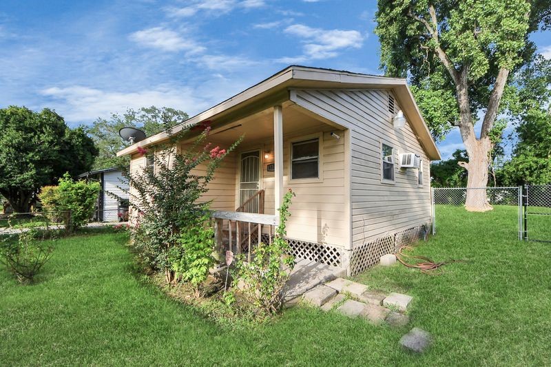 6821 Haight Street Property Photo 5