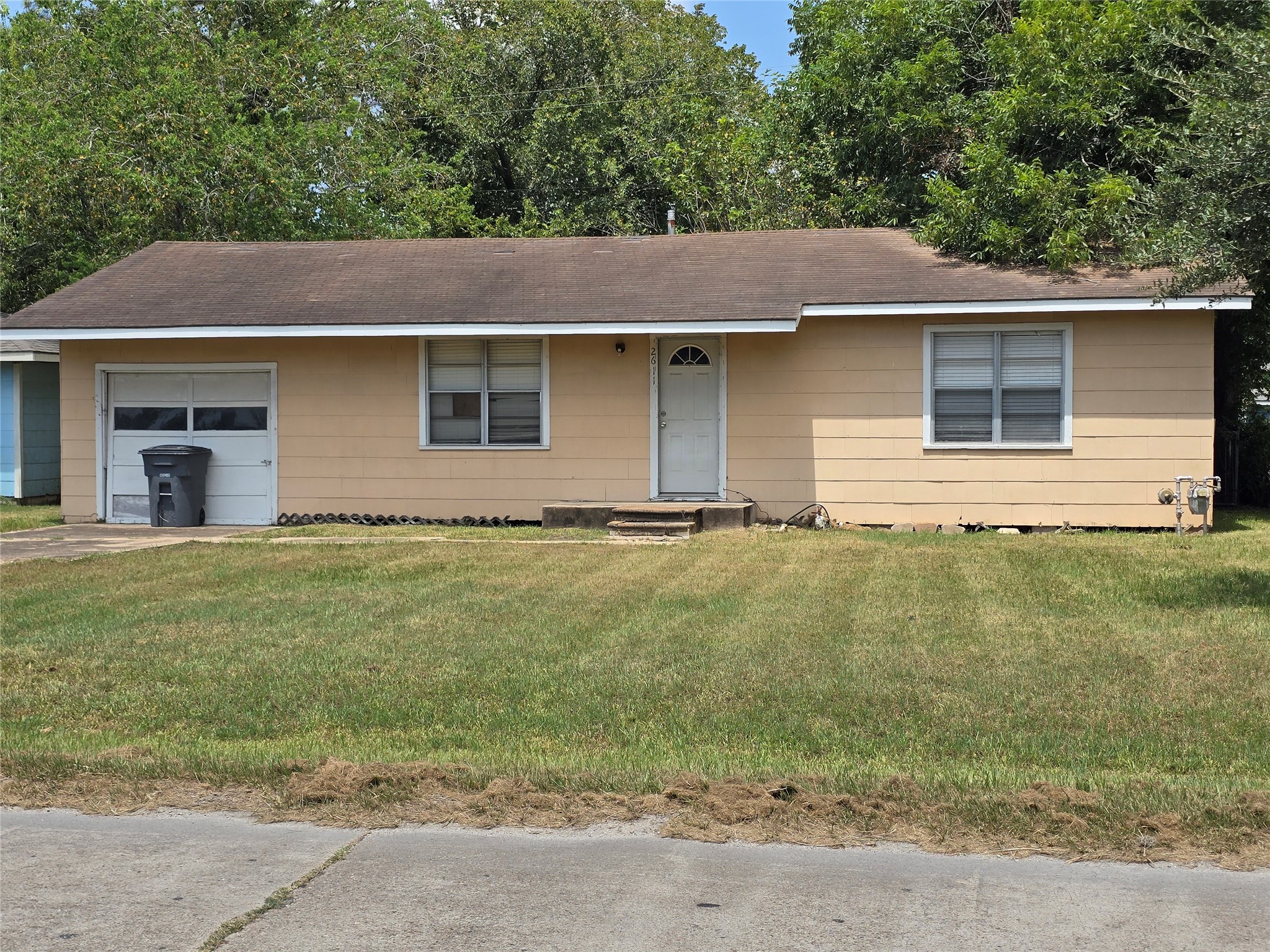 2611 1st St Property Photo 1