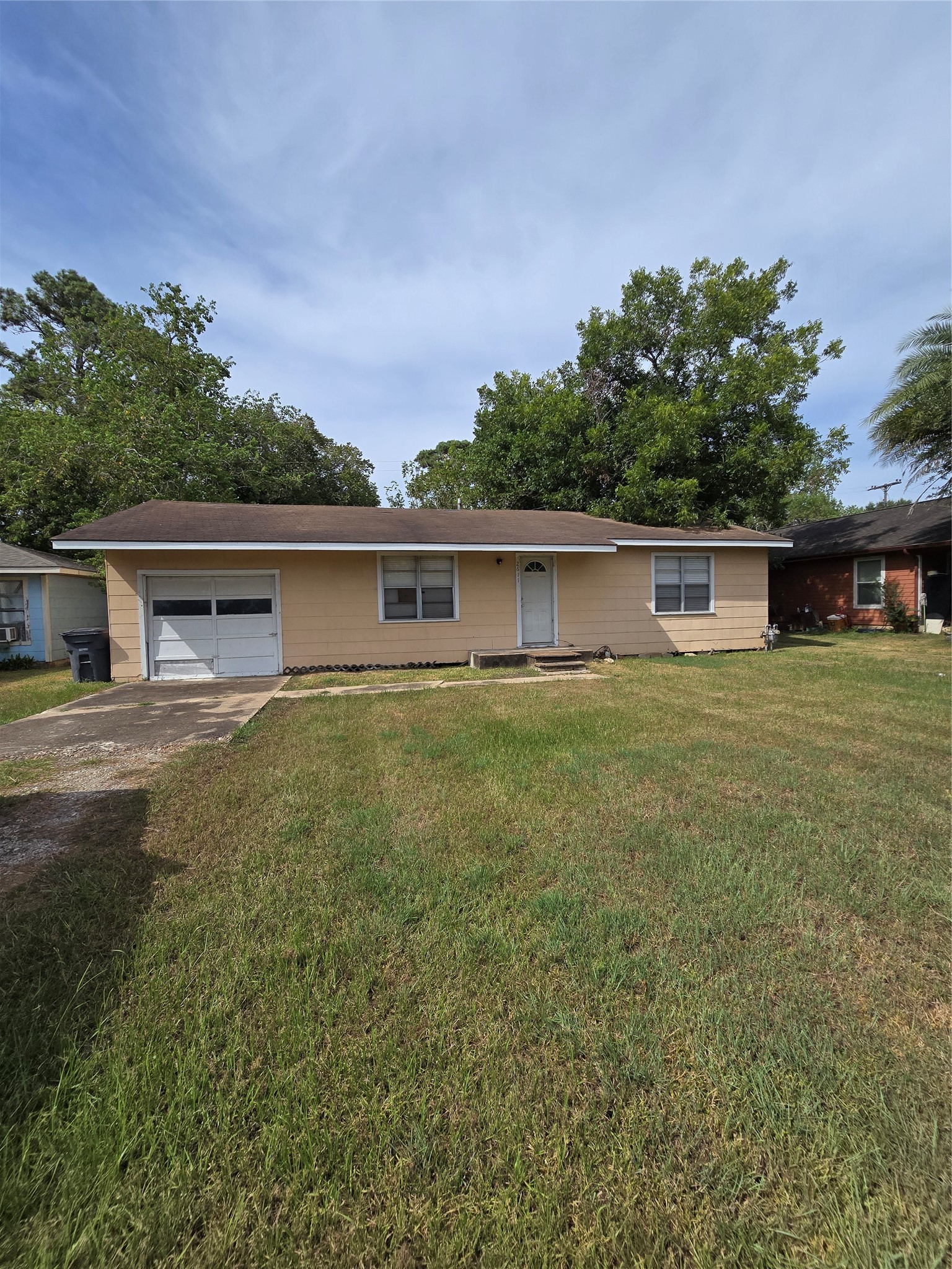 2611 1st St Property Photo 2