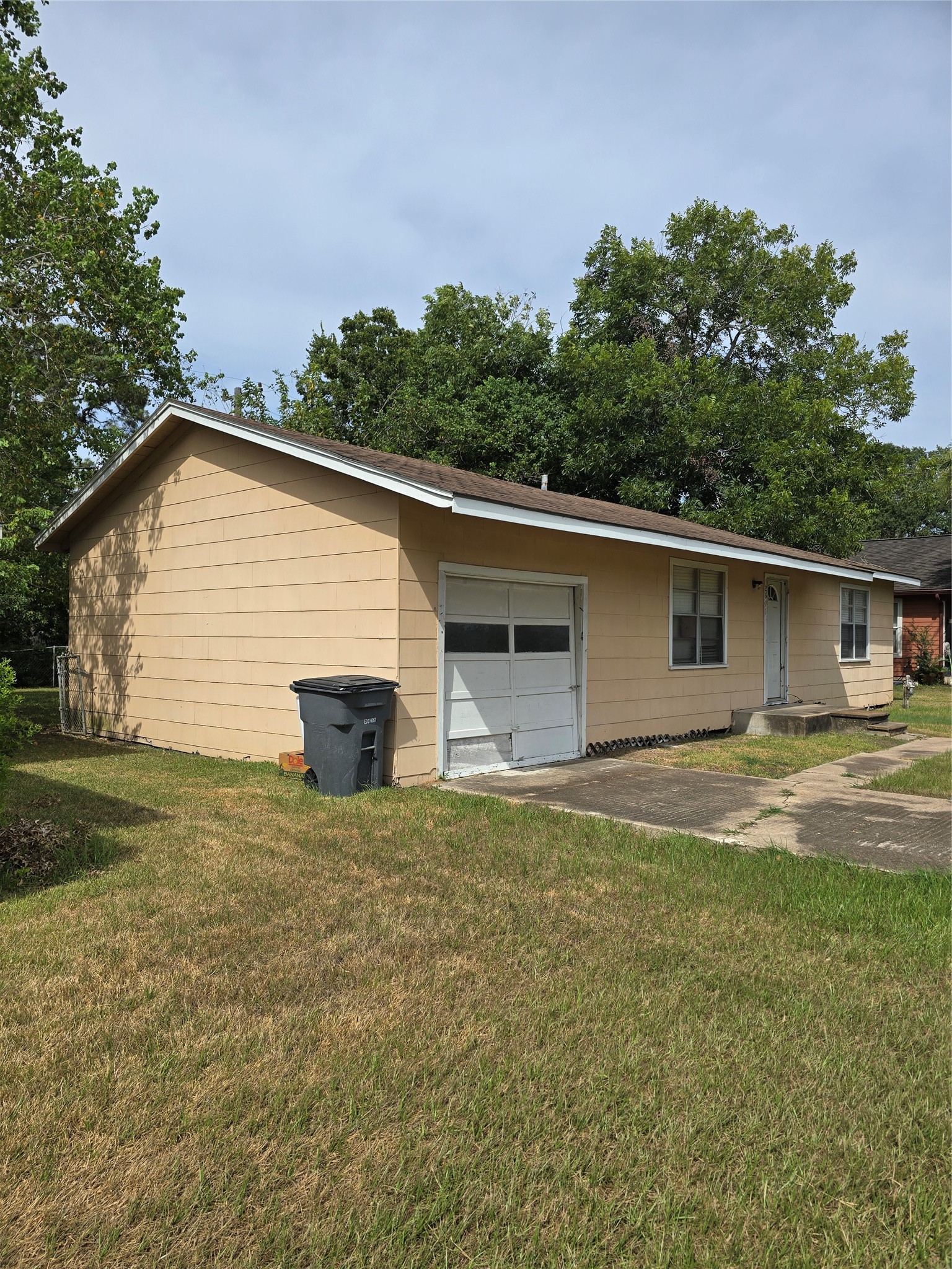 2611 1st St Property Photo 3