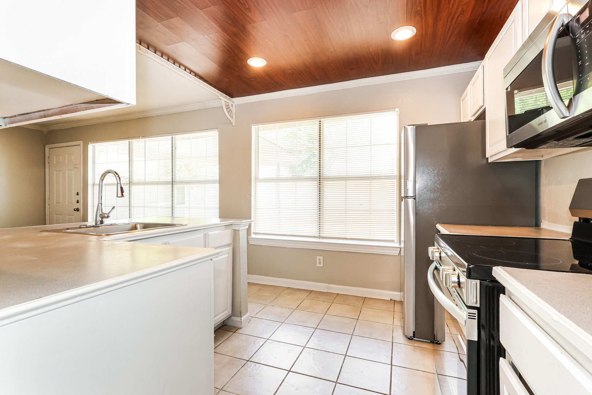 23015 Banquo Drive Property Photo 6