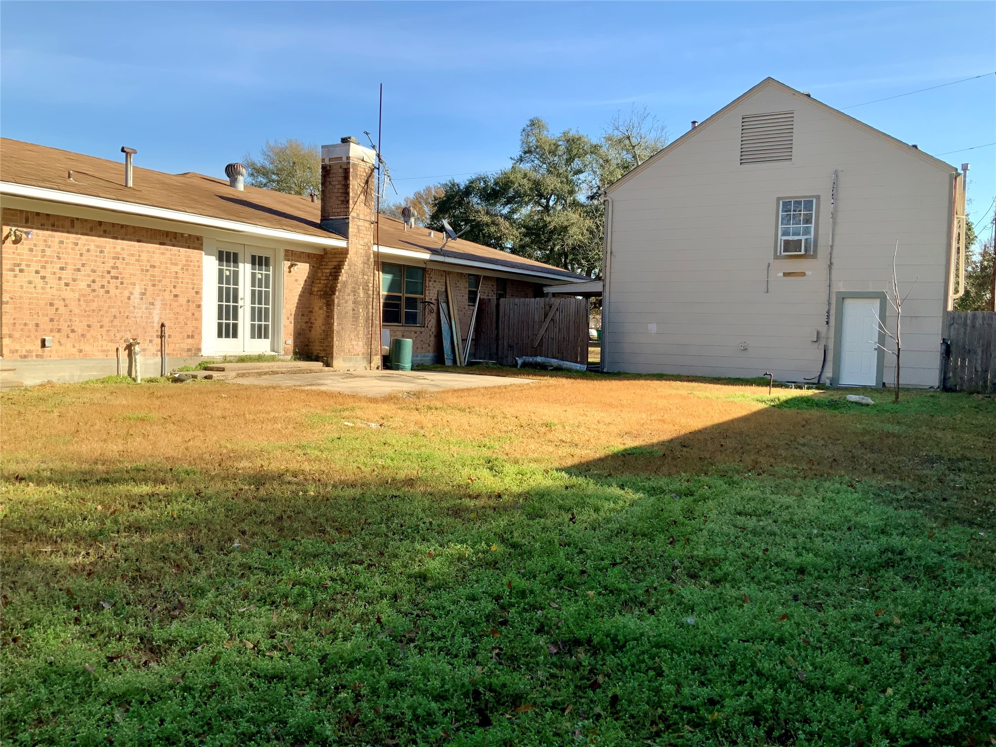 301 Travis Street Property Photo 10