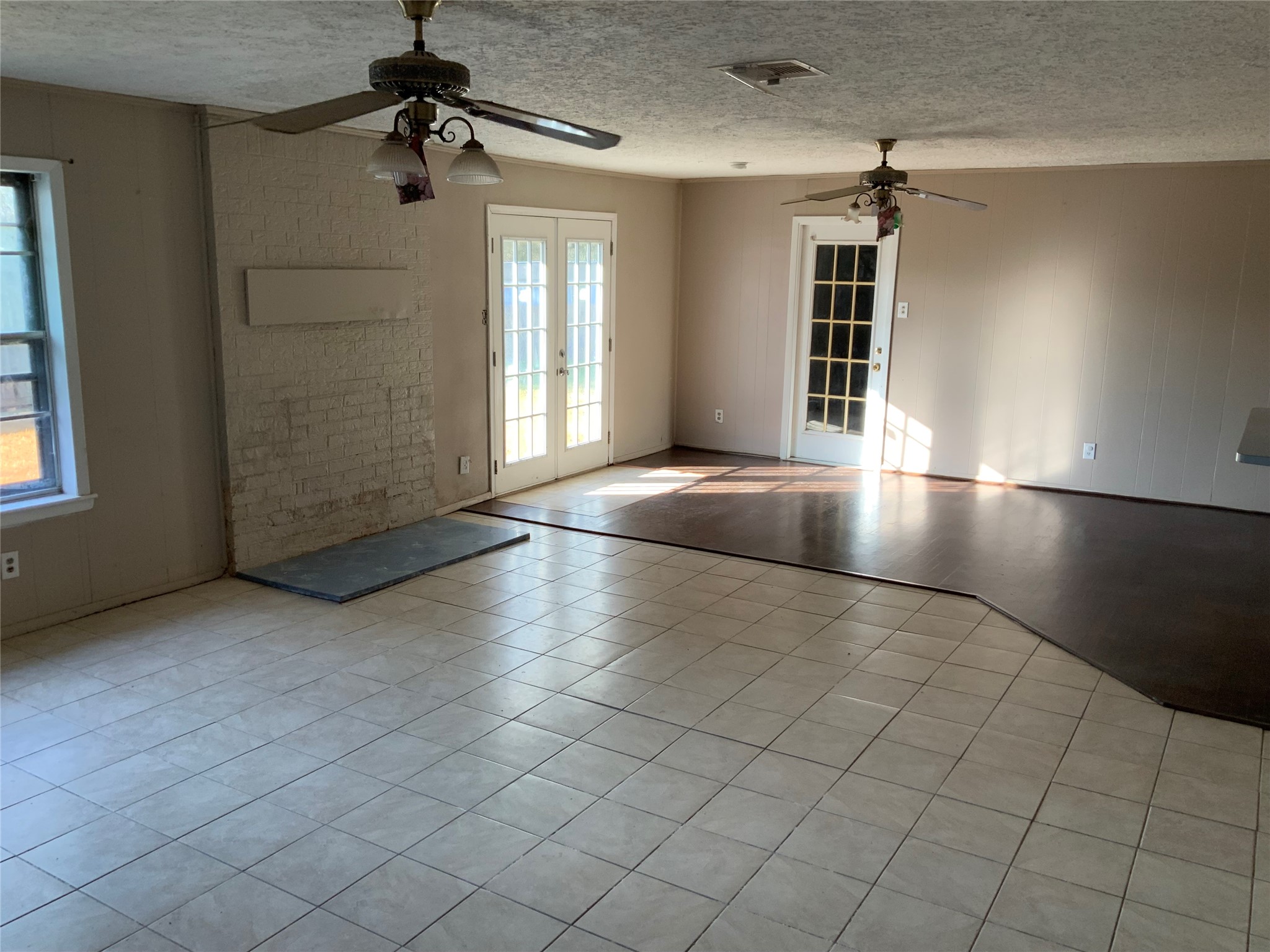 301 Travis Street Property Photo 11