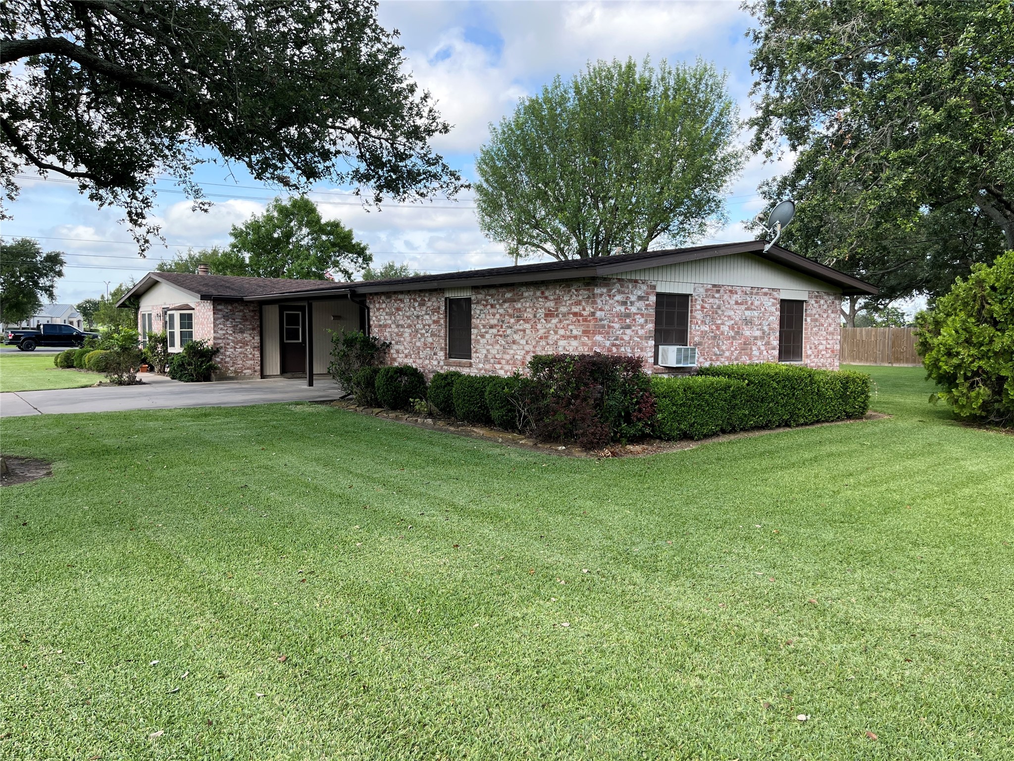 103 Greenbriar Drive Property Photo 4
