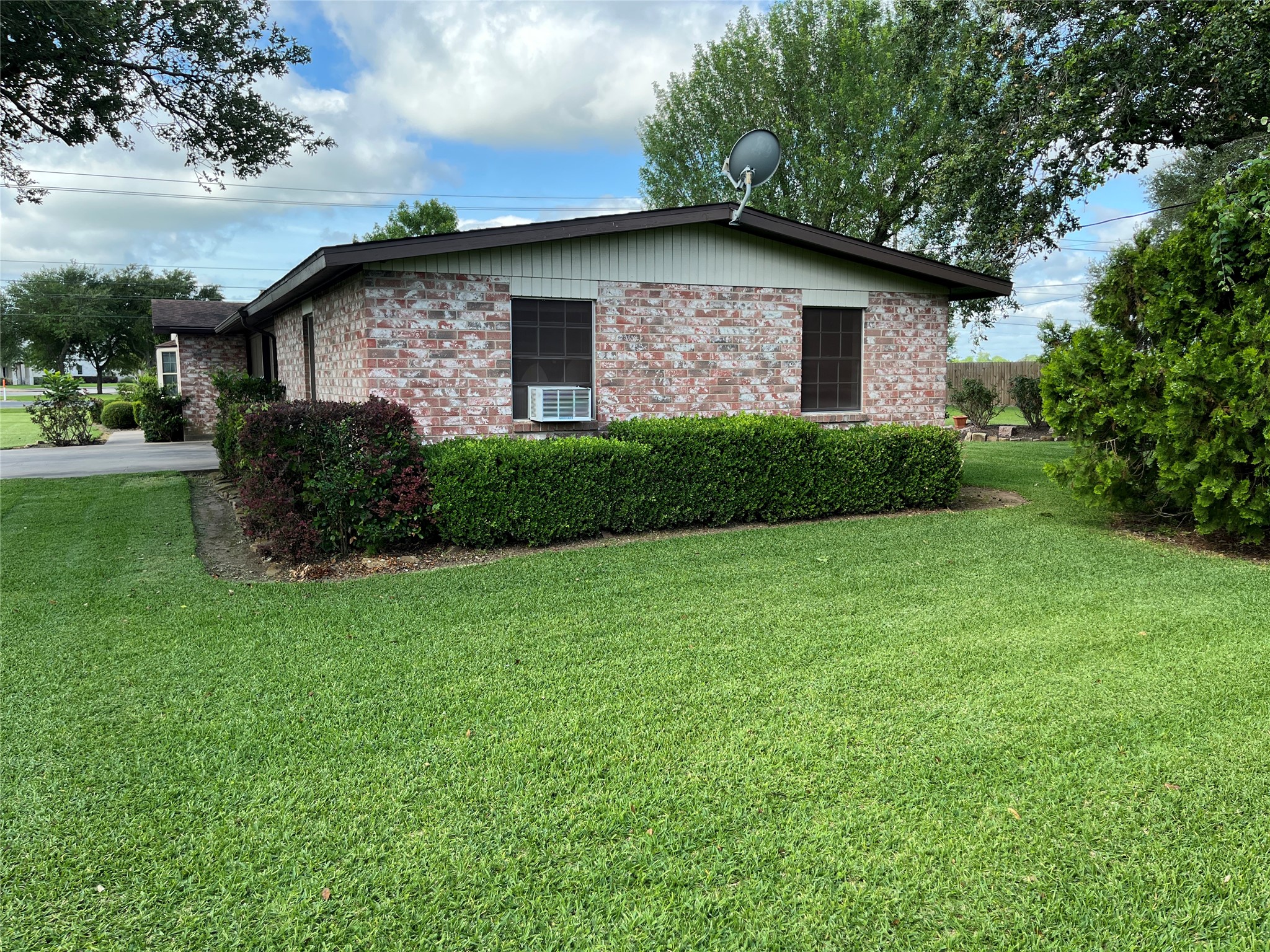 103 Greenbriar Drive Property Photo 5