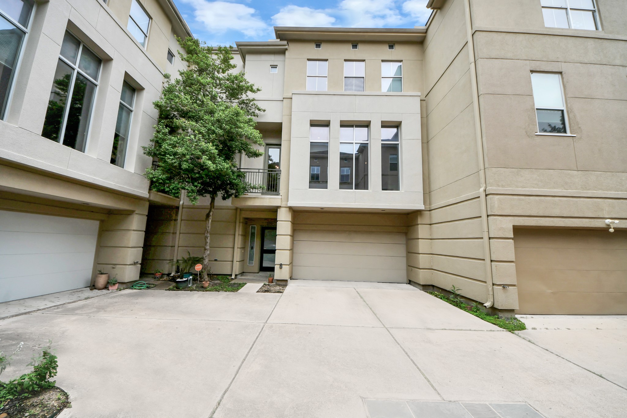 1112 Columbus Street B Property Photo 3