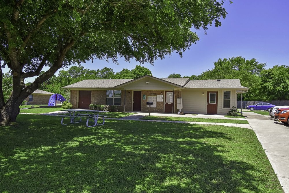 200 Daniels Dr Property Photo 3