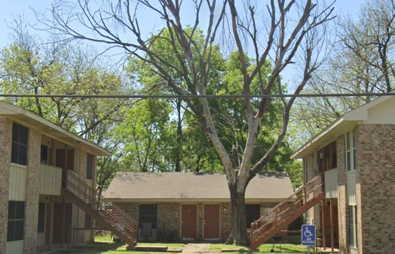 812 E Palestine St Property Photo 1