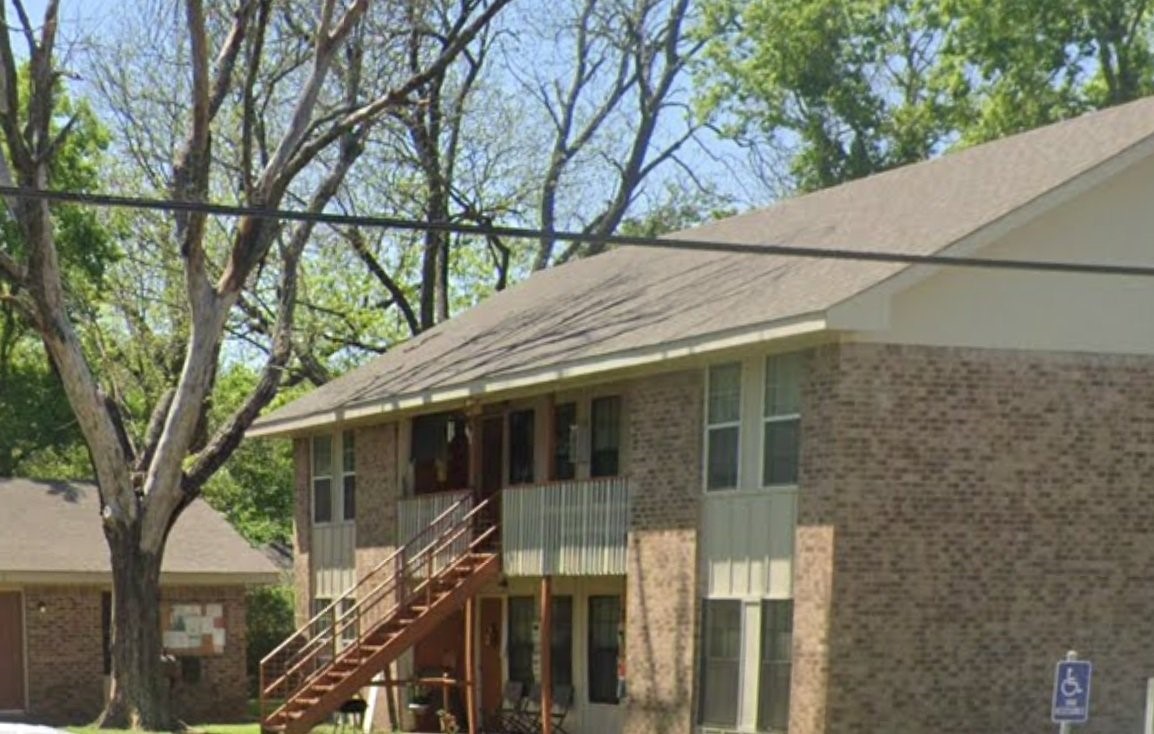 812 E Palestine St Property Photo 2