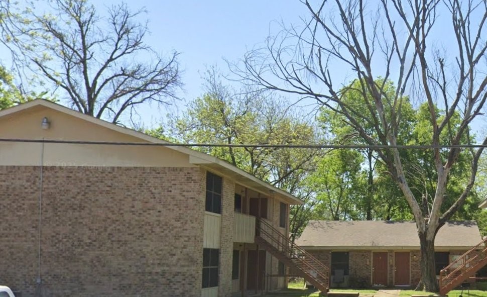 812 E Palestine St Property Photo 3