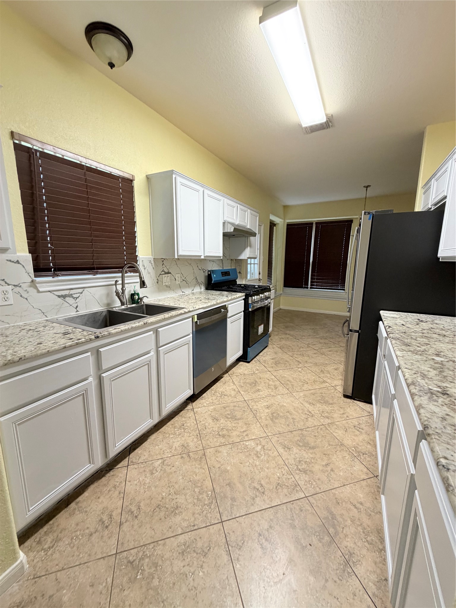 10030 Yolandita Property Photo 2