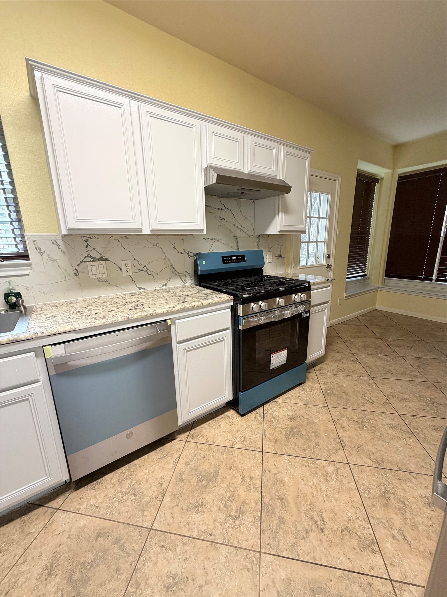 10030 Yolandita Property Photo 3