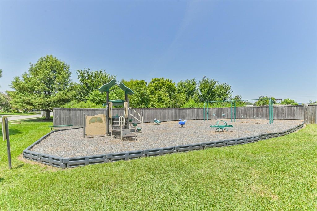 2922 Lemmingham Drive Property Photo 5
